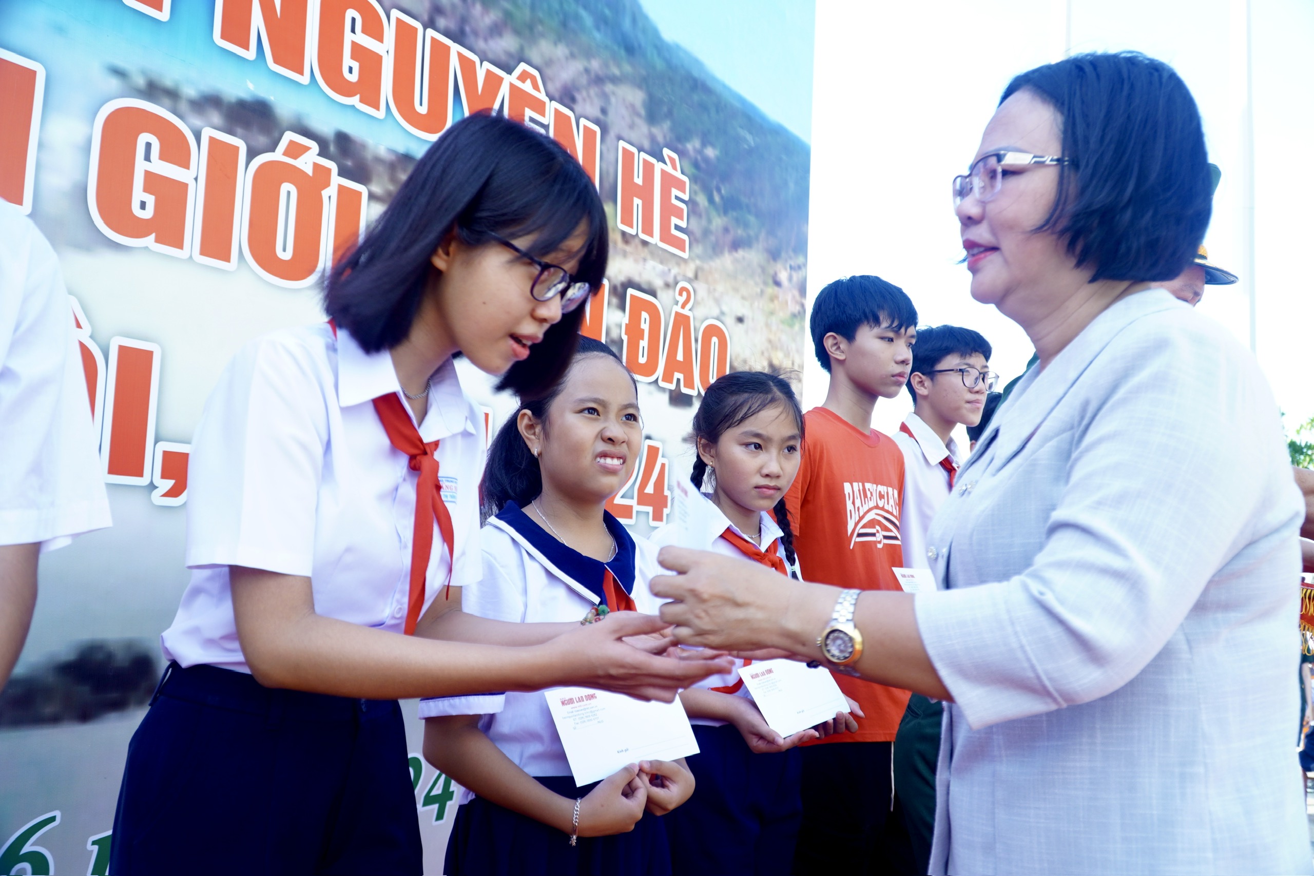 Trao 2.000 lá cờ Tổ quốc cùng 70 phần học bổng tại Bà Rịa - Vũng Tàu- Ảnh 8.
