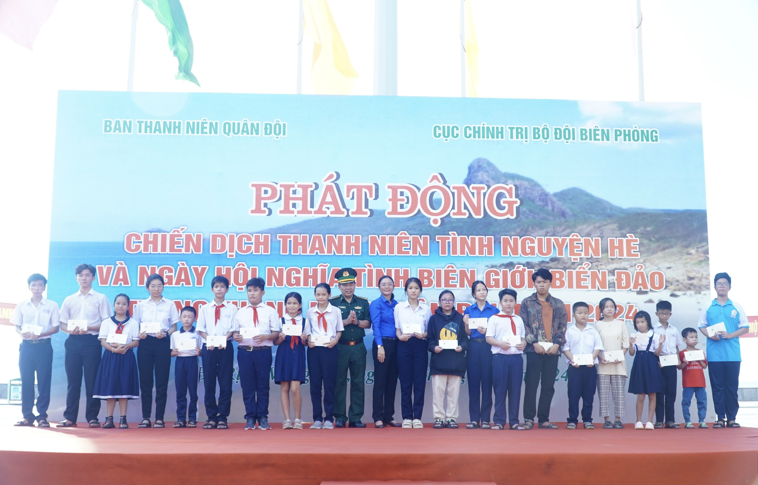 Trao 2.000 lá cờ Tổ quốc cùng 70 phần học bổng tại Bà Rịa - Vũng Tàu- Ảnh 6.