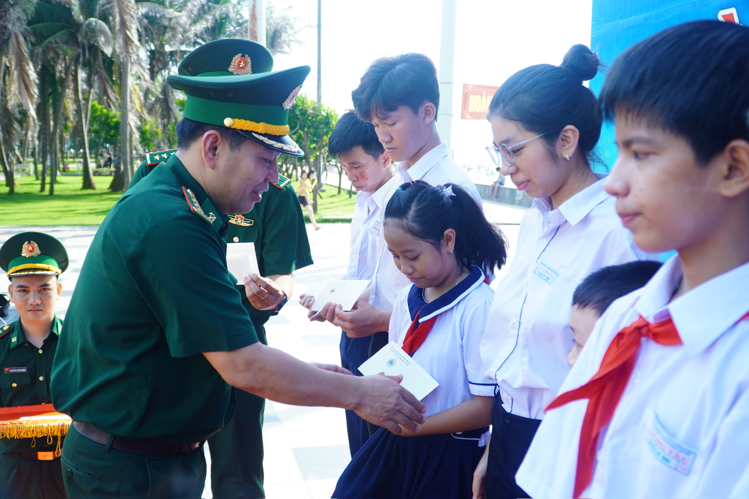 Trao 2.000 lá cờ Tổ quốc cùng 70 phần học bổng tại Bà Rịa - Vũng Tàu- Ảnh 2.