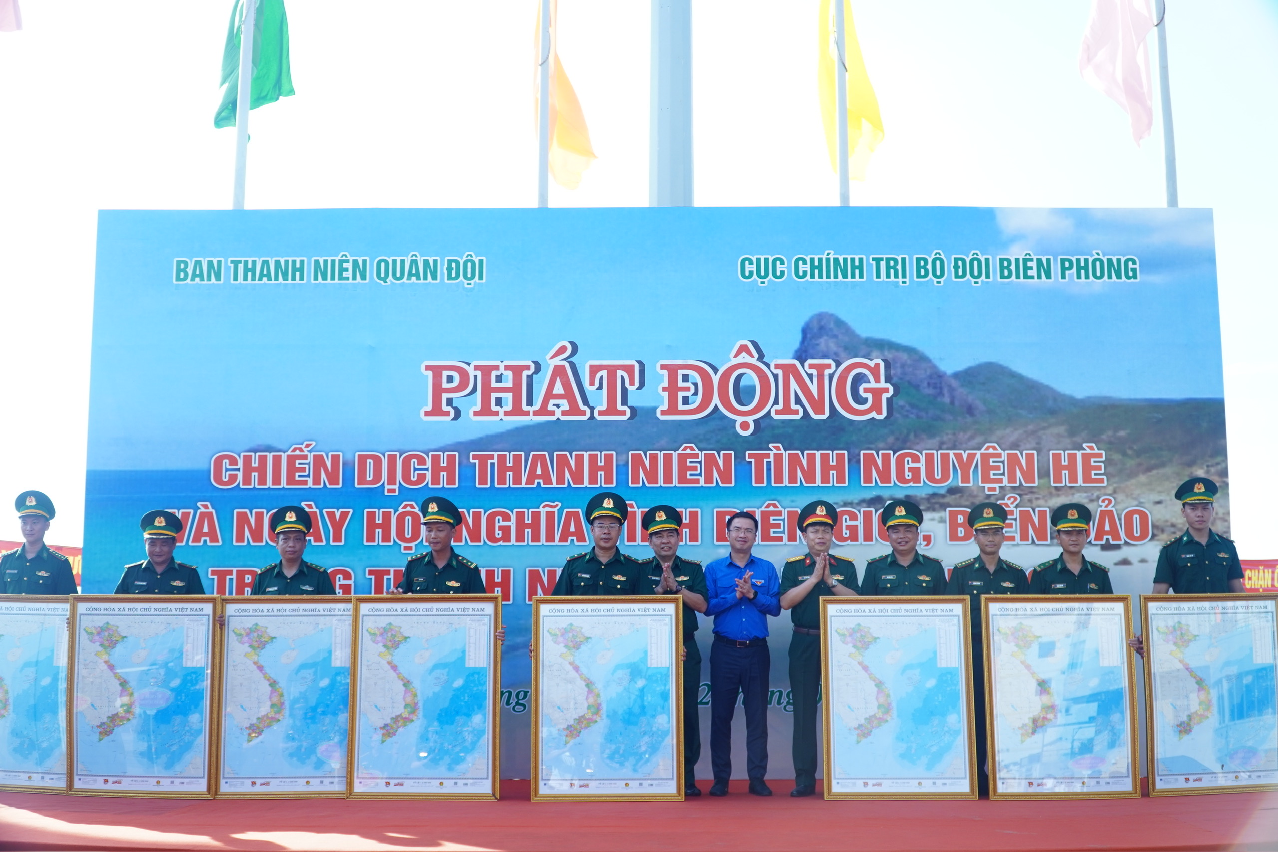 Trao 2.000 lá cờ Tổ quốc cùng 70 phần học bổng tại Bà Rịa - Vũng Tàu- Ảnh 3.