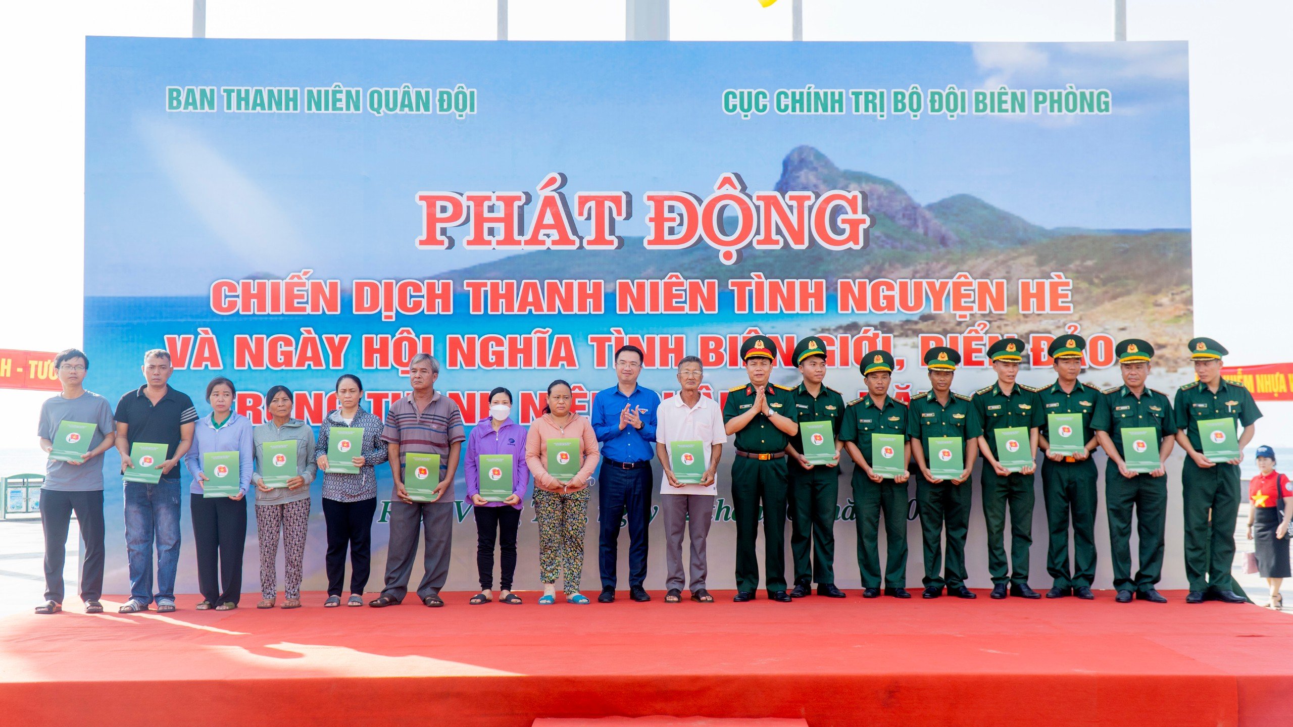 Trao 2.000 lá cờ Tổ quốc cùng 70 phần học bổng tại Bà Rịa - Vũng Tàu- Ảnh 4.