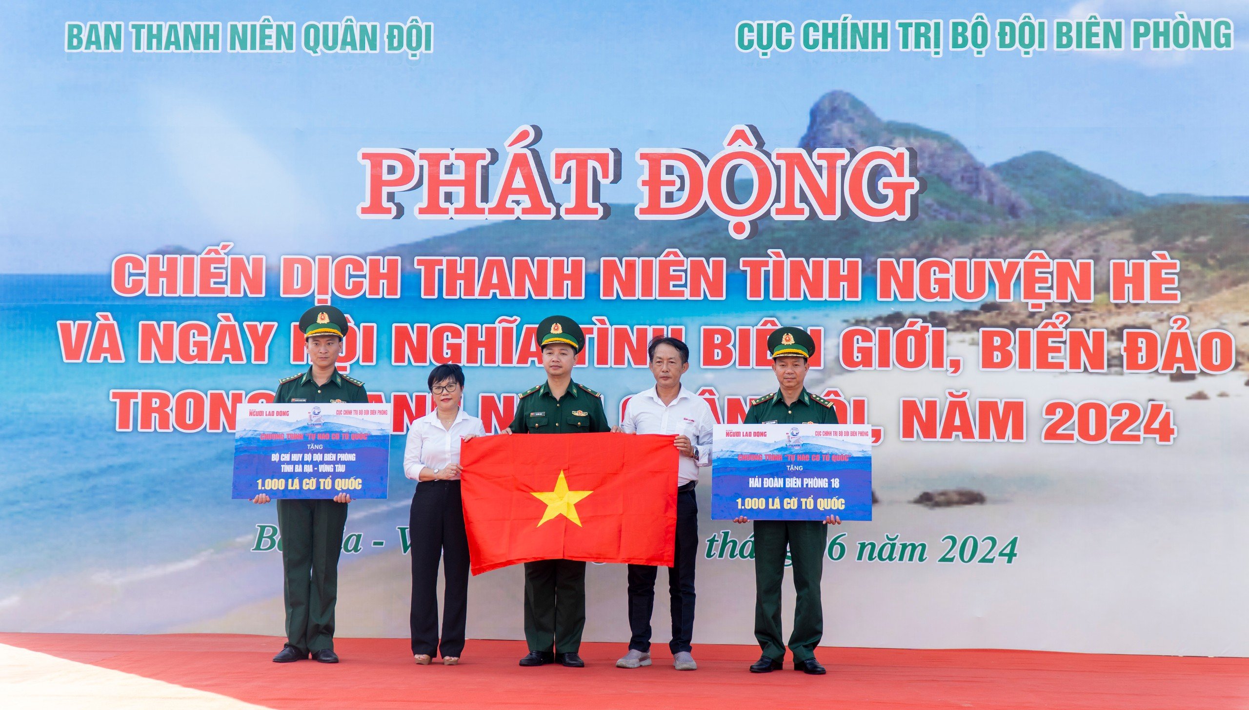 Trao 2.000 lá cờ Tổ quốc cùng 70 phần học bổng tại Bà Rịa - Vũng Tàu- Ảnh 1.