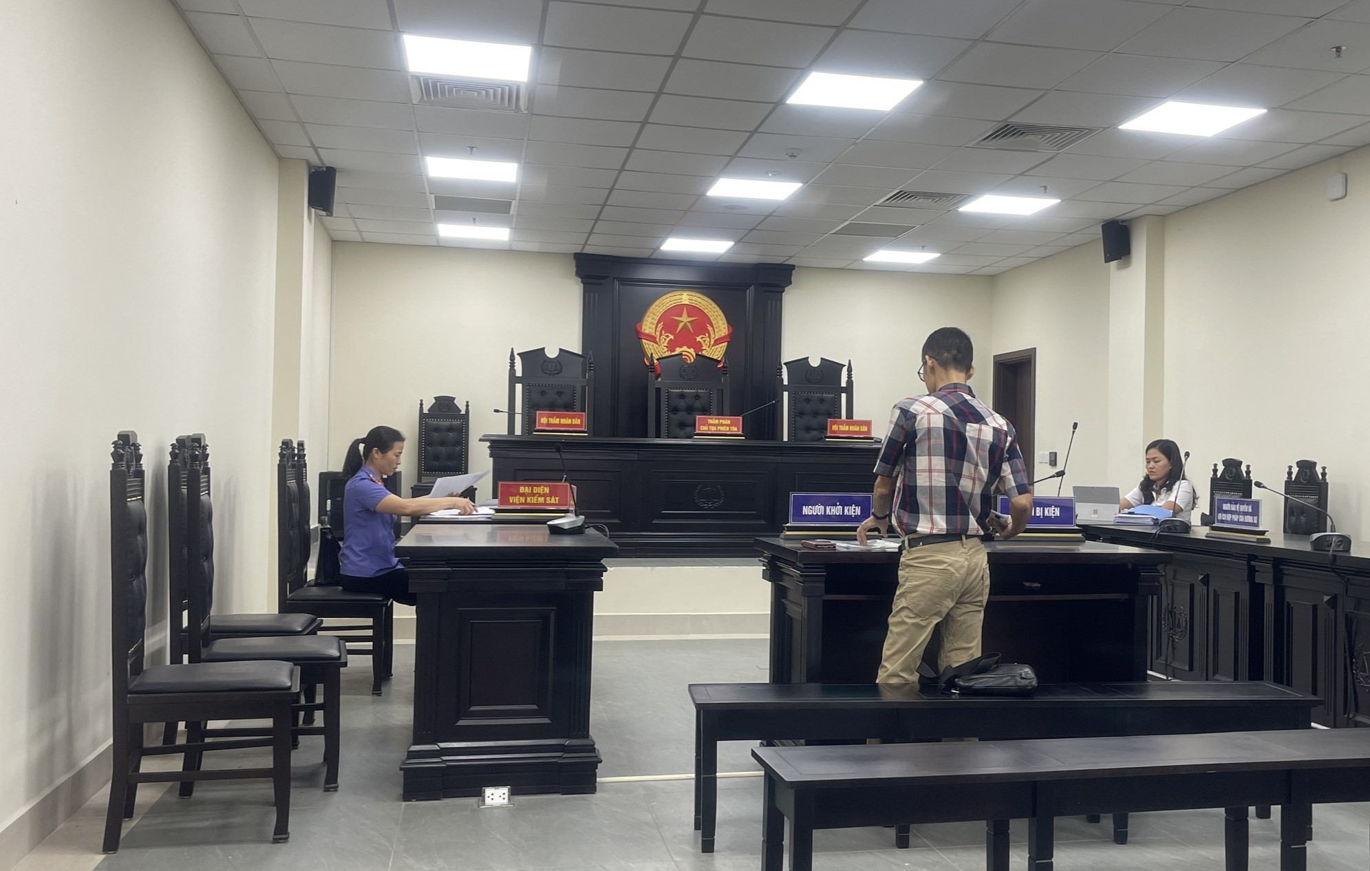 Thăm con ri&ecirc;ng tại H&agrave; Nội bị phạt 4 triệu đồng, người đ&agrave;n &ocirc;ng ở TP HCM kiện chủ tịch quận- Ảnh 1.