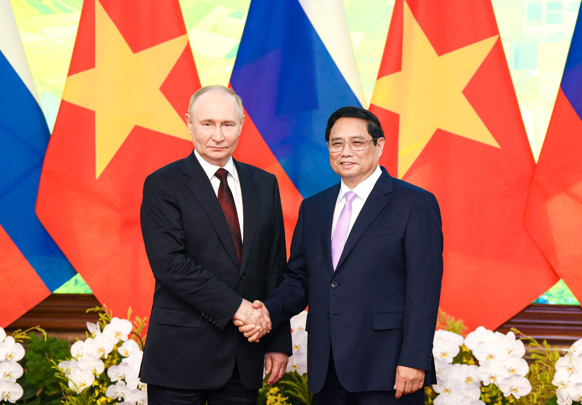 Tổng thống Li&ecirc;n bang Nga Vladimir Putin hội kiến Thủ tướng Phạm Minh Ch&iacute;nh Ảnh: HỮU HƯNG