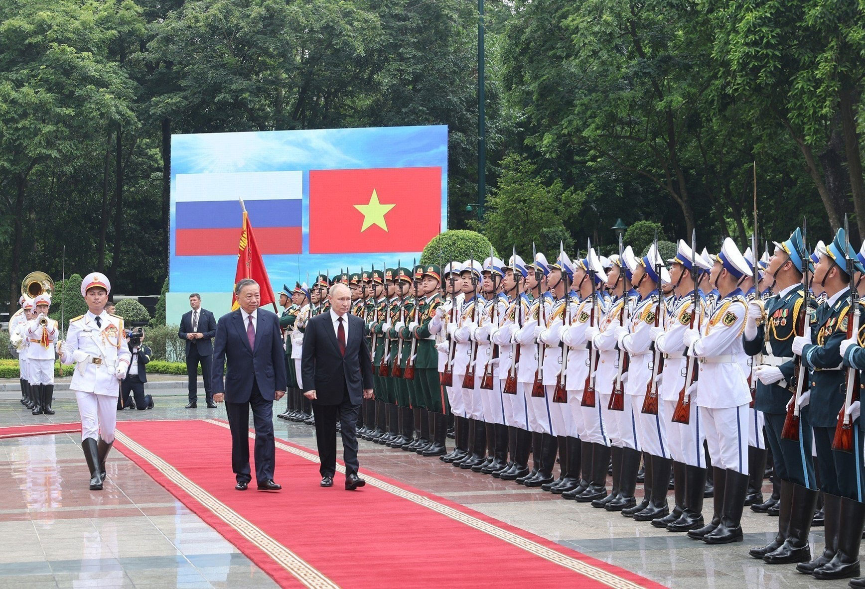 Chủ tịch nước T&ocirc; L&acirc;m v&agrave; Tổng thống Li&ecirc;n bang Nga Vladimir Putin duyệt Đội danh dự Qu&acirc;n đội nh&acirc;n d&acirc;n Việt Nam Ảnh: TTXVN