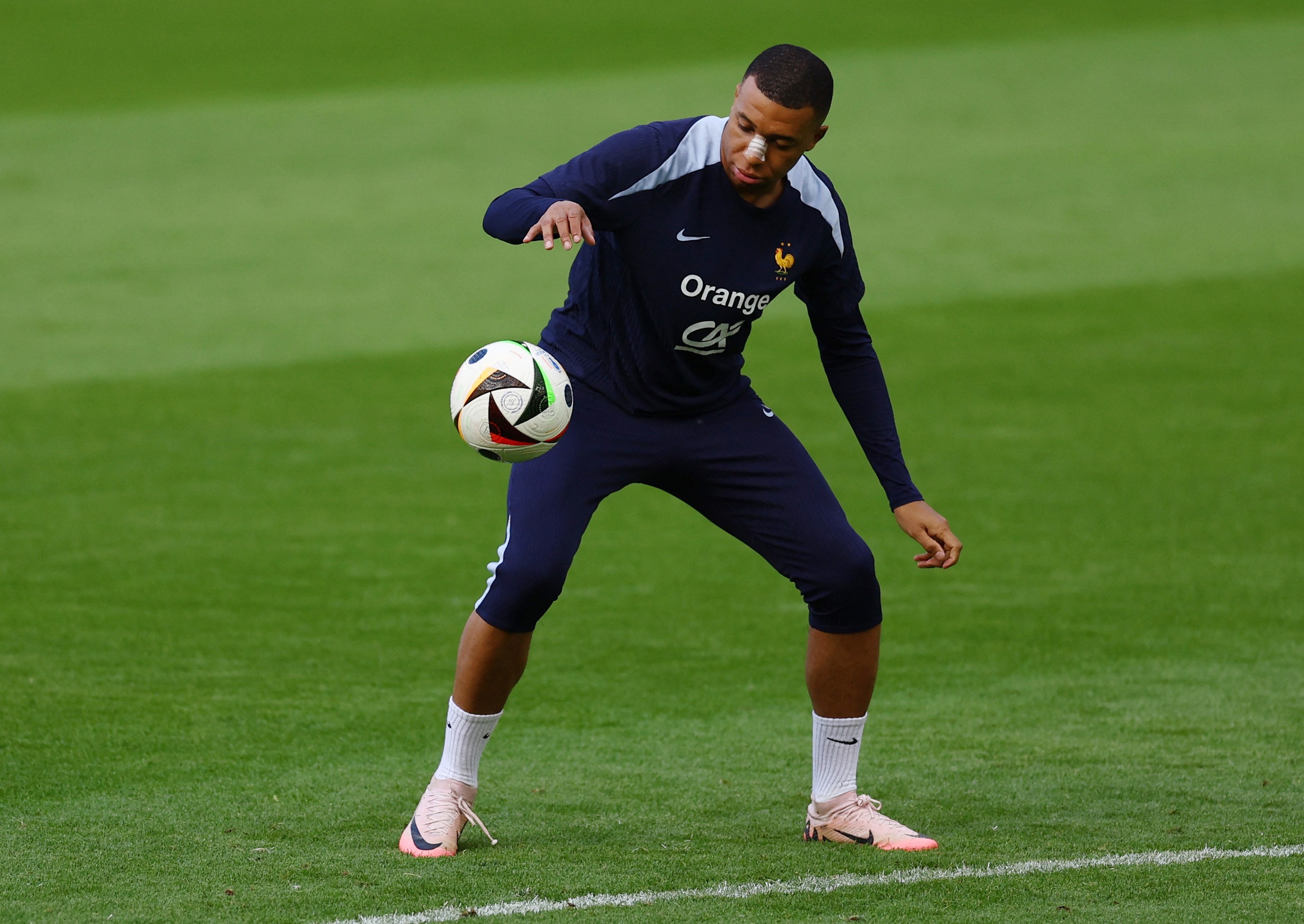 EURO 2024: Ấn định ng&agrave;y Mbappe phẫu thuật chấn thương mũi- Ảnh 1.