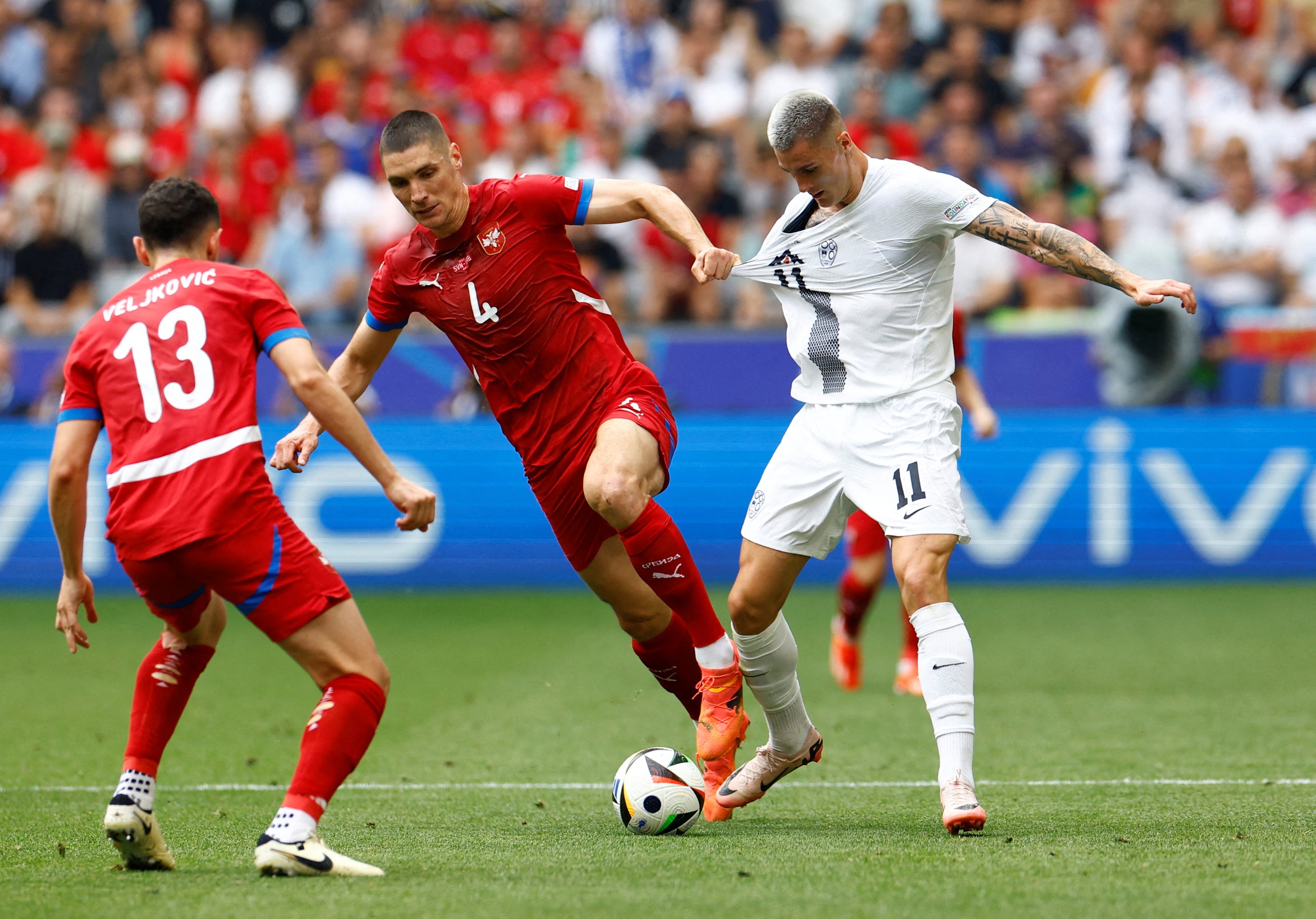 Euro 2024: Serbia trở lại từ cửa tử, chia điểm với Slovenia ph&uacute;t ch&oacute;t- Ảnh 1.