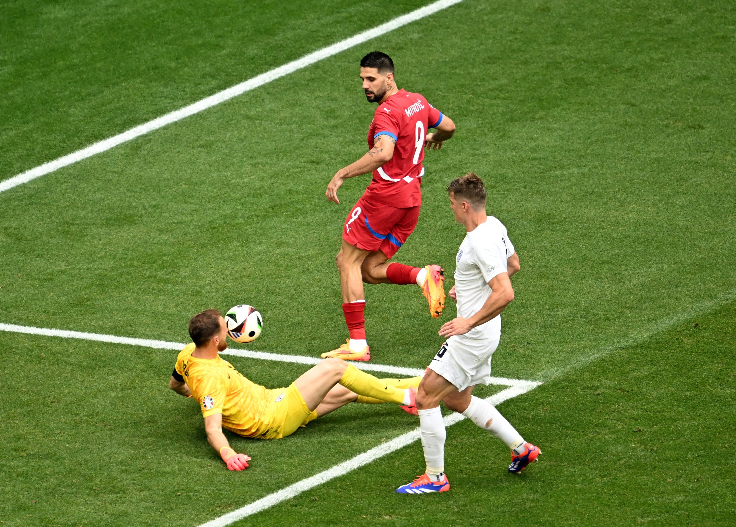 Euro 2024: Serbia trở lại từ cửa tử, chia điểm với Slovenia ph&uacute;t ch&oacute;t- Ảnh 2.