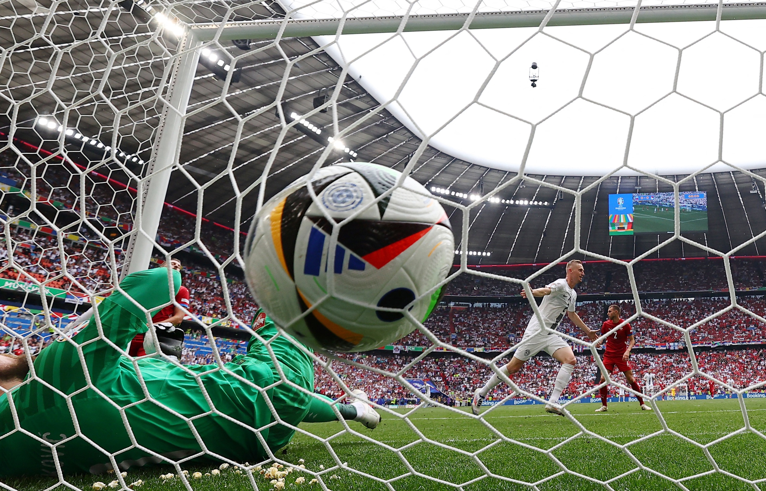 Euro 2024: Serbia trở lại từ cửa tử, chia điểm với Slovenia ph&uacute;t ch&oacute;t- Ảnh 3.