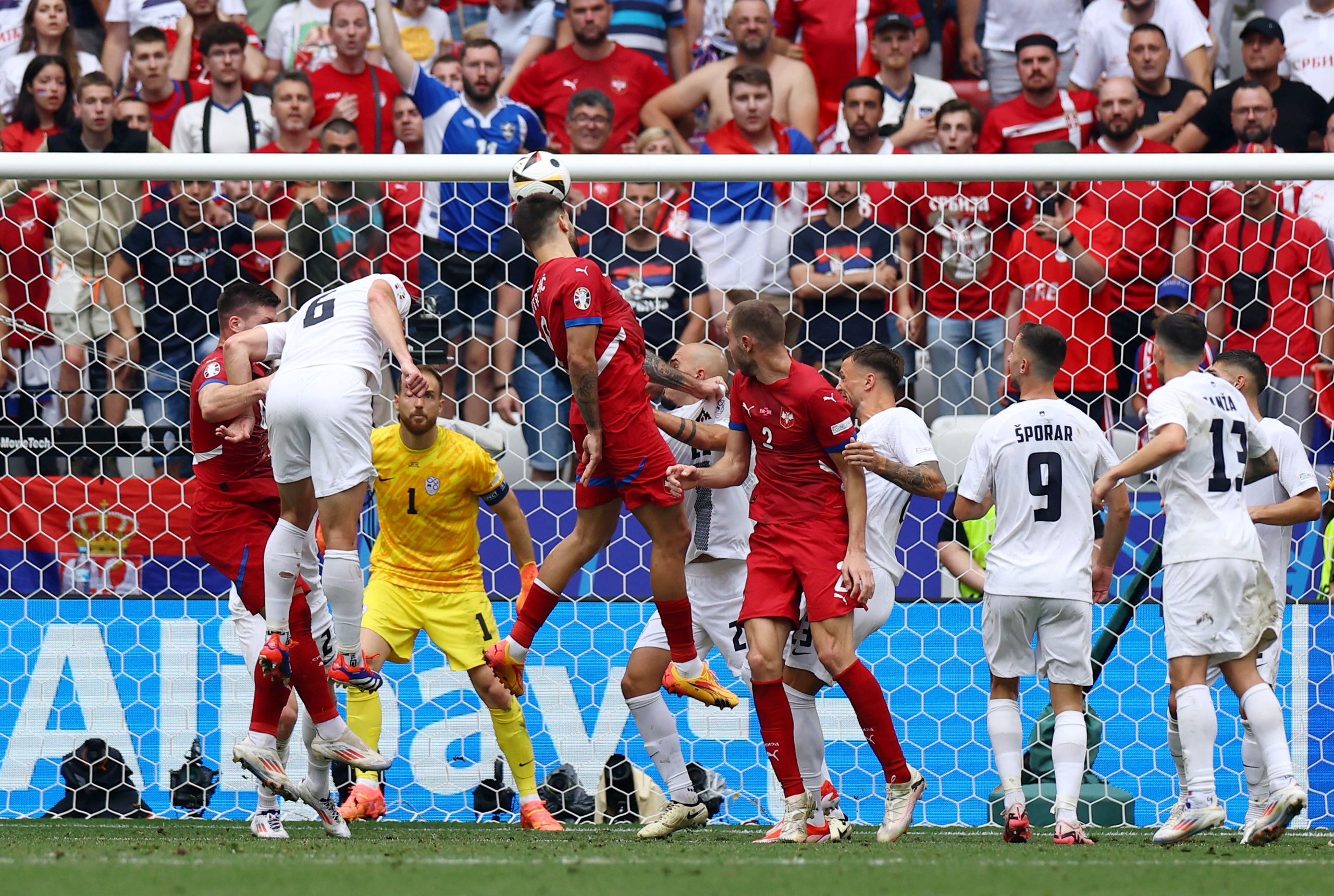 Euro 2024: Serbia trở lại từ cửa tử, chia điểm với Slovenia ph&uacute;t ch&oacute;t- Ảnh 5.