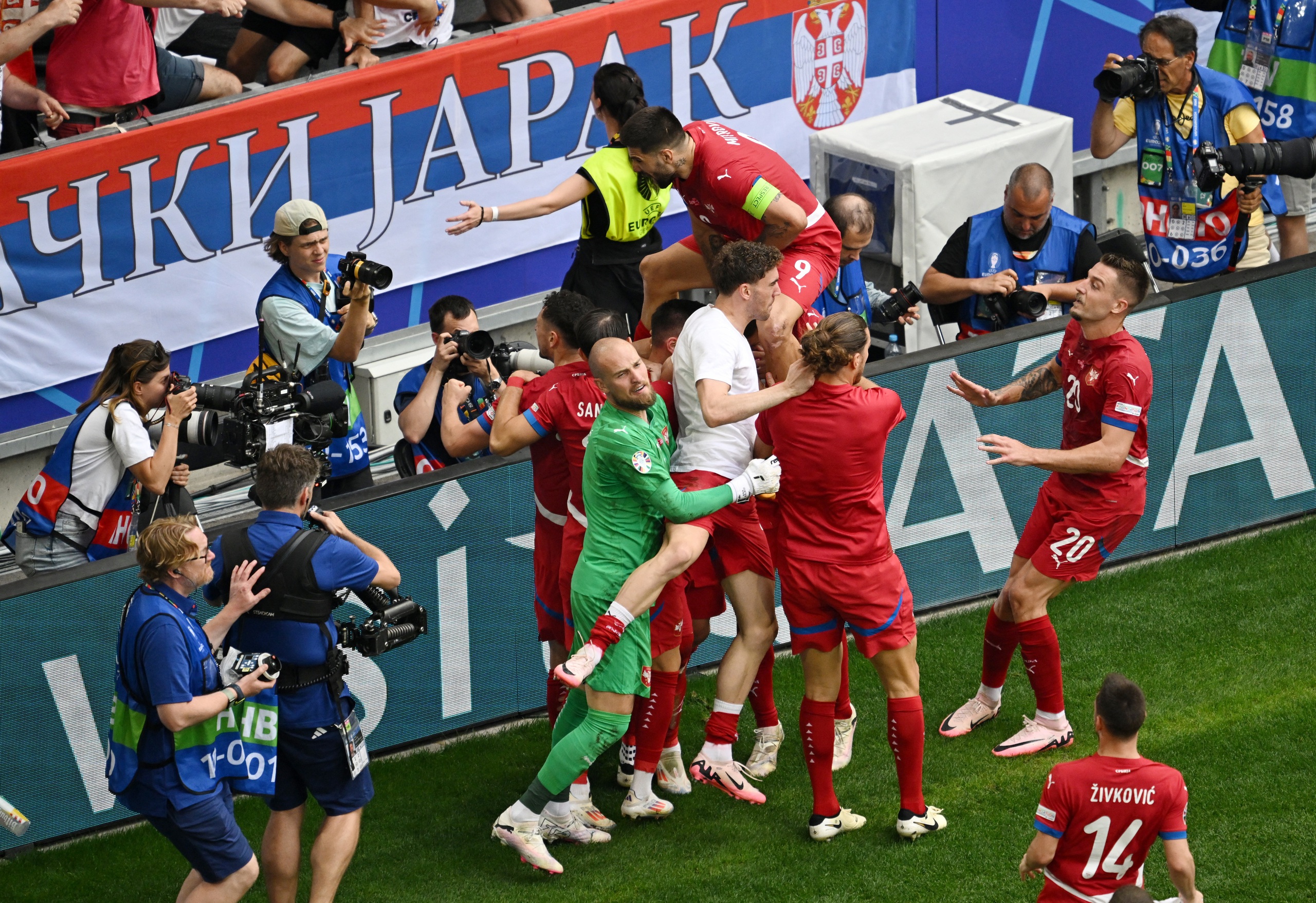 Euro 2024: Serbia trở lại từ cửa tử, chia điểm với Slovenia ph&uacute;t ch&oacute;t- Ảnh 7.