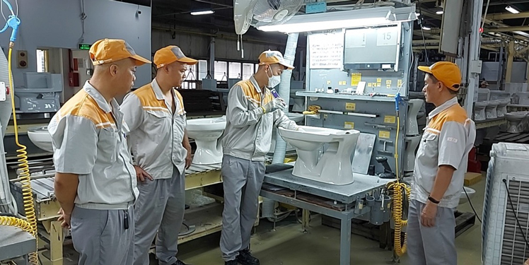 Chủ tịch C&ocirc;ng đo&agrave;n C&ocirc;ng ty TNHH Lixil Việt Nam Đinh Quốc Toản (b&igrave;a phải) lu&ocirc;n s&acirc;u s&aacute;t, hỗ trợ người lao động