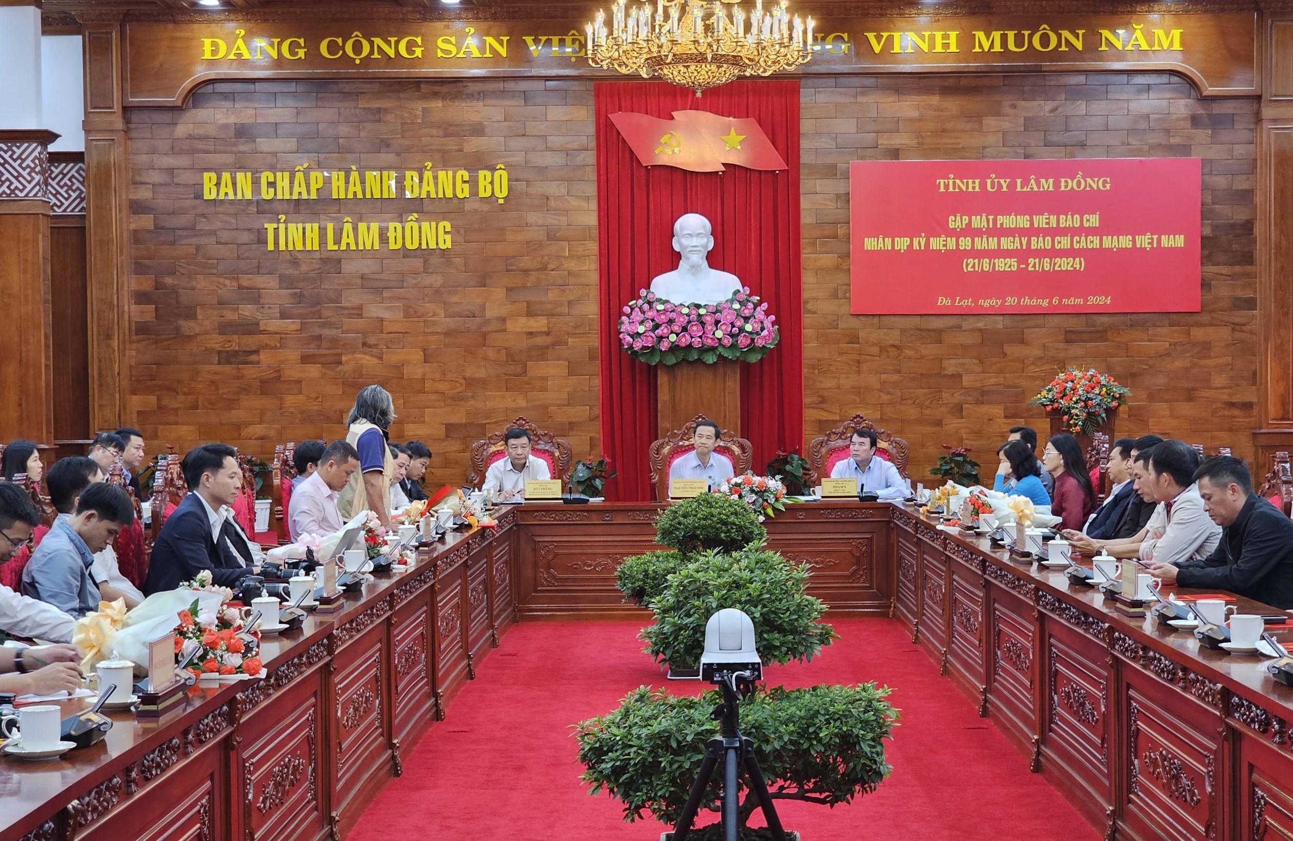 Quyền Bí thư Tỉnh ủy Lâm Đồng đặt hàng báo chí phát hiện những nhân tố nổi bật- Ảnh 1.