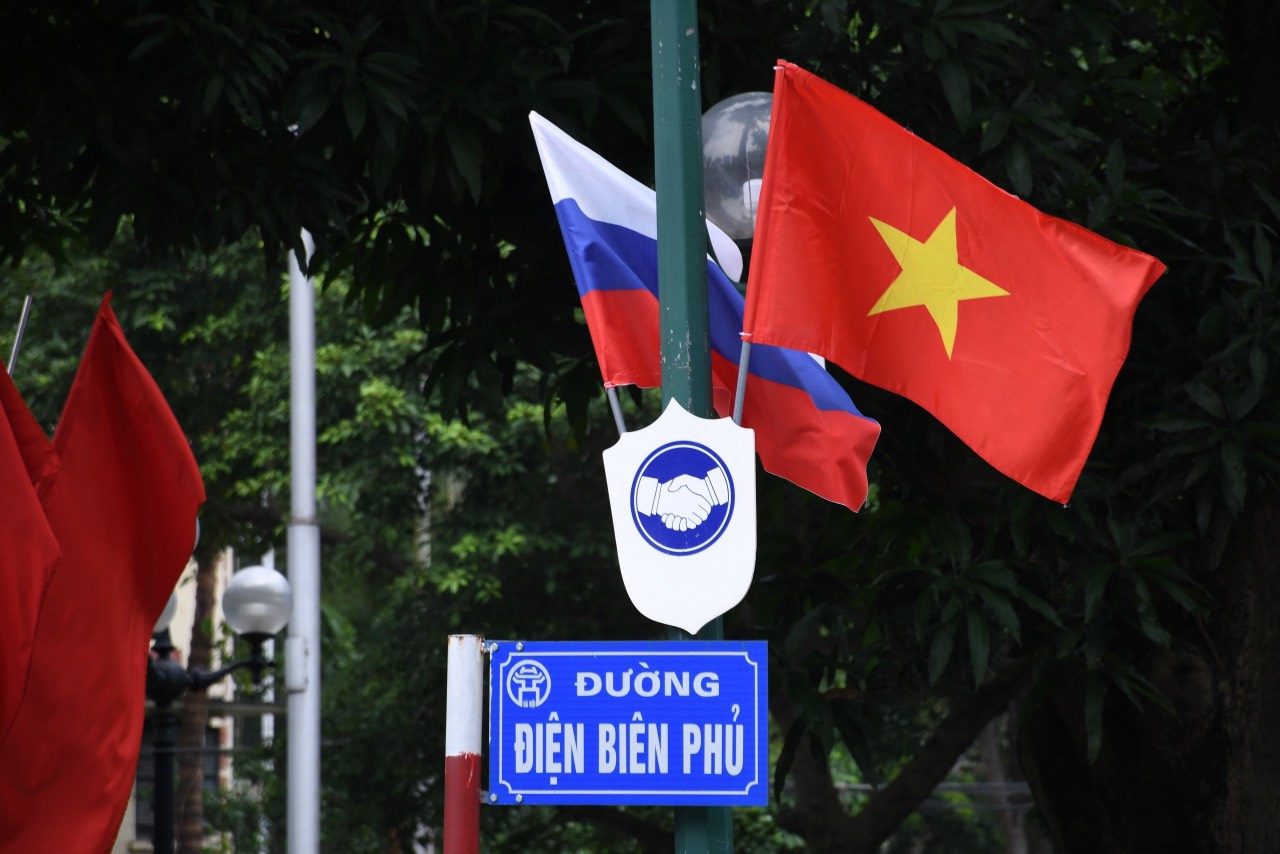 VIDEO: Đoàn xe Tổng thống Putin di chuyển trên đường phố Hà Nội- Ảnh 2.