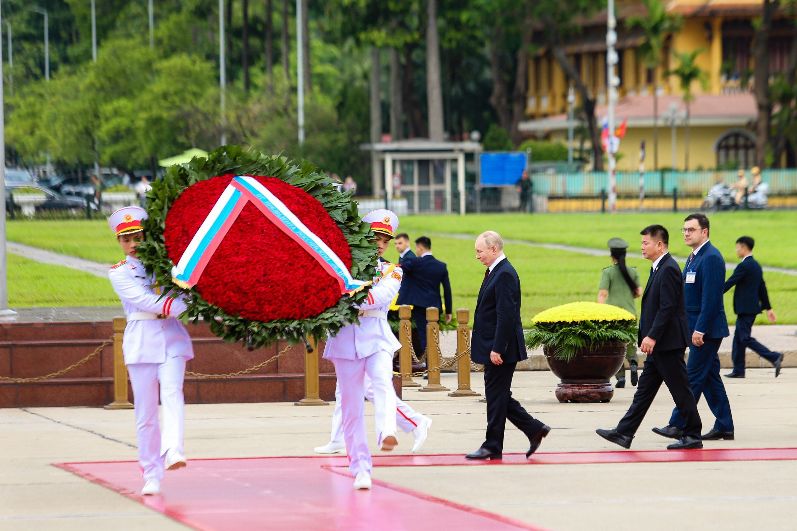 Tổng thống Vladimir Putin v&agrave;o Lăng viếng Chủ tịch Hồ Ch&iacute; Minh- Ảnh 3.