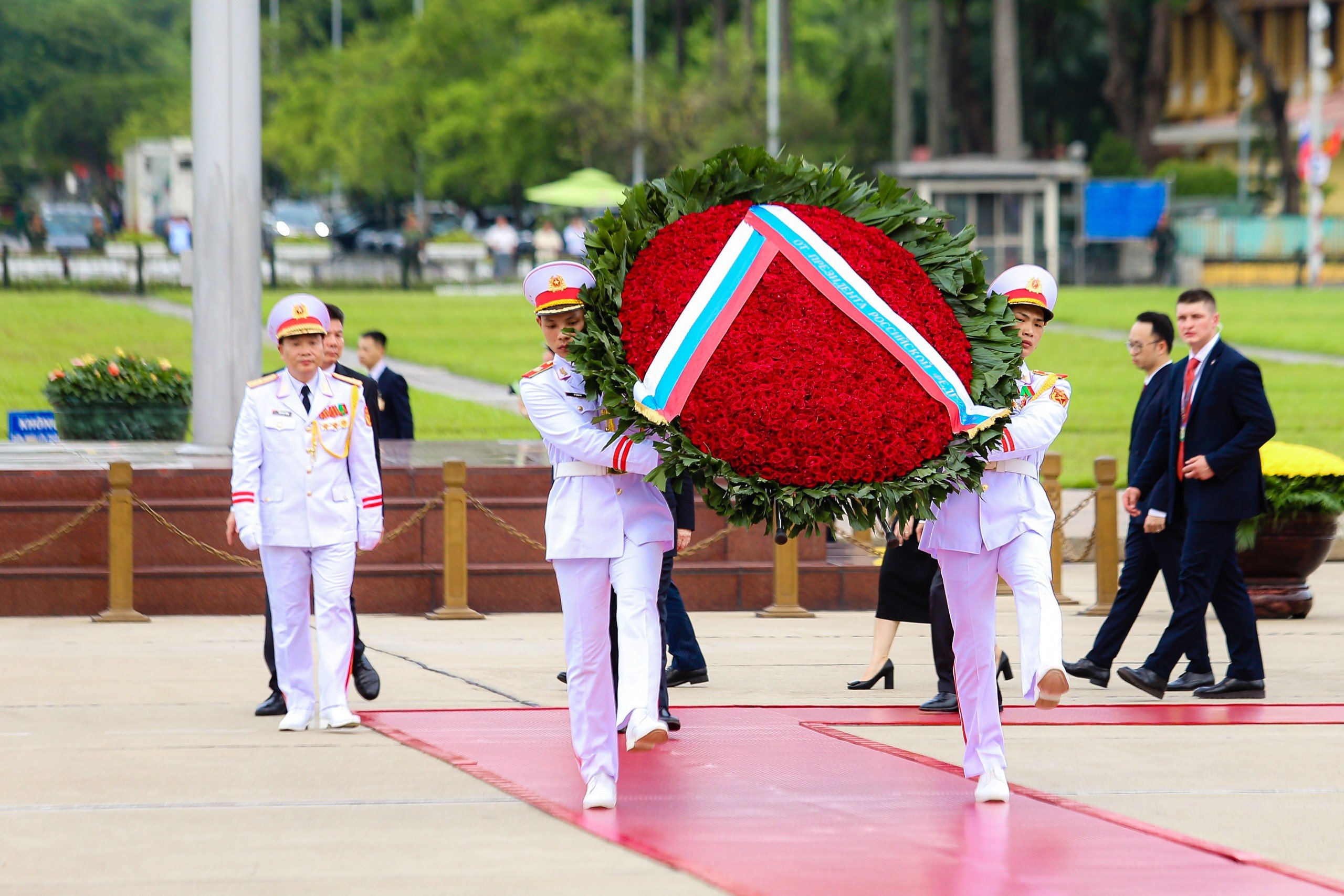 Tổng thống Vladimir Putin v&agrave;o Lăng viếng Chủ tịch Hồ Ch&iacute; Minh- Ảnh 4.