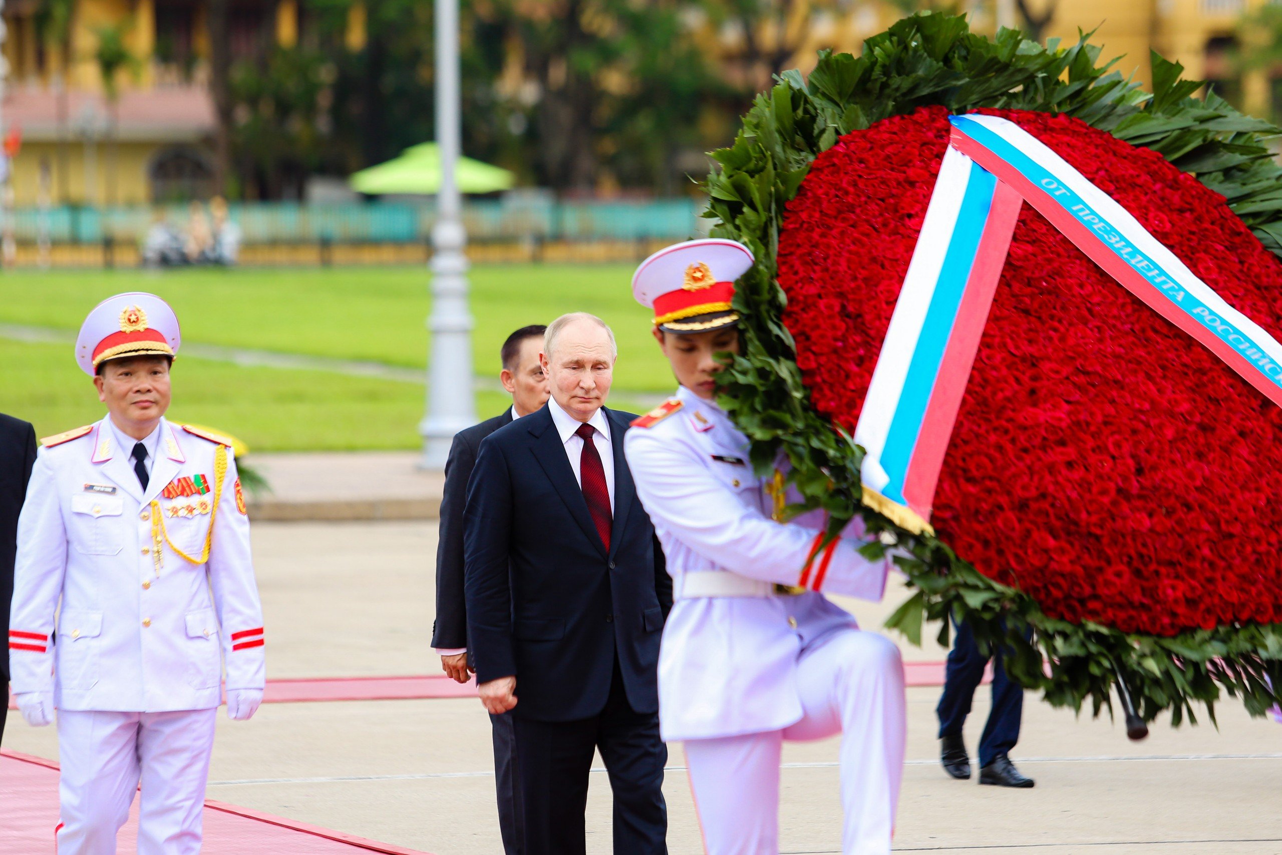 Tổng thống Vladimir Putin v&agrave;o Lăng viếng Chủ tịch Hồ Ch&iacute; Minh- Ảnh 5.