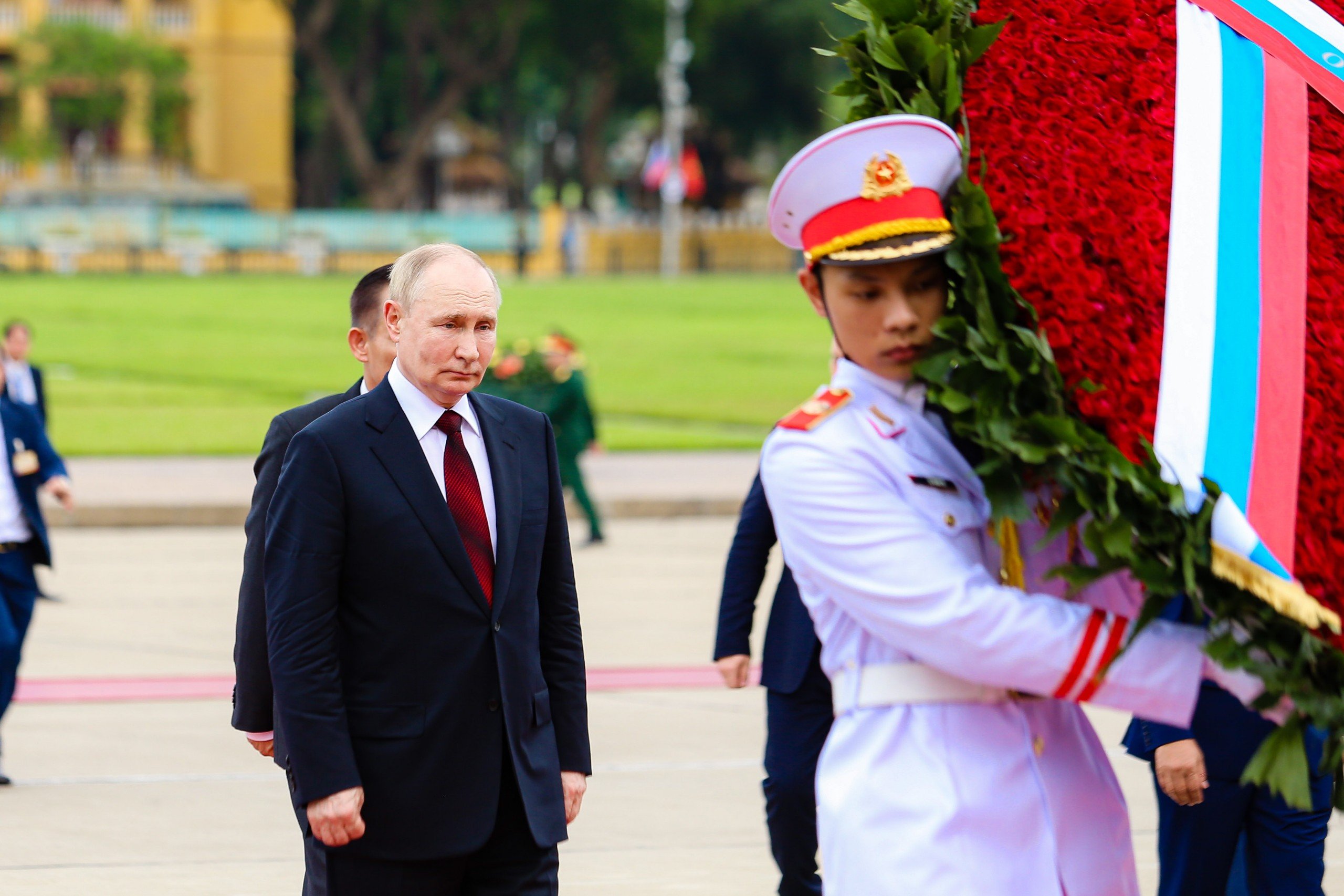 Tổng thống Vladimir Putin v&agrave;o Lăng viếng Chủ tịch Hồ Ch&iacute; Minh- Ảnh 6.