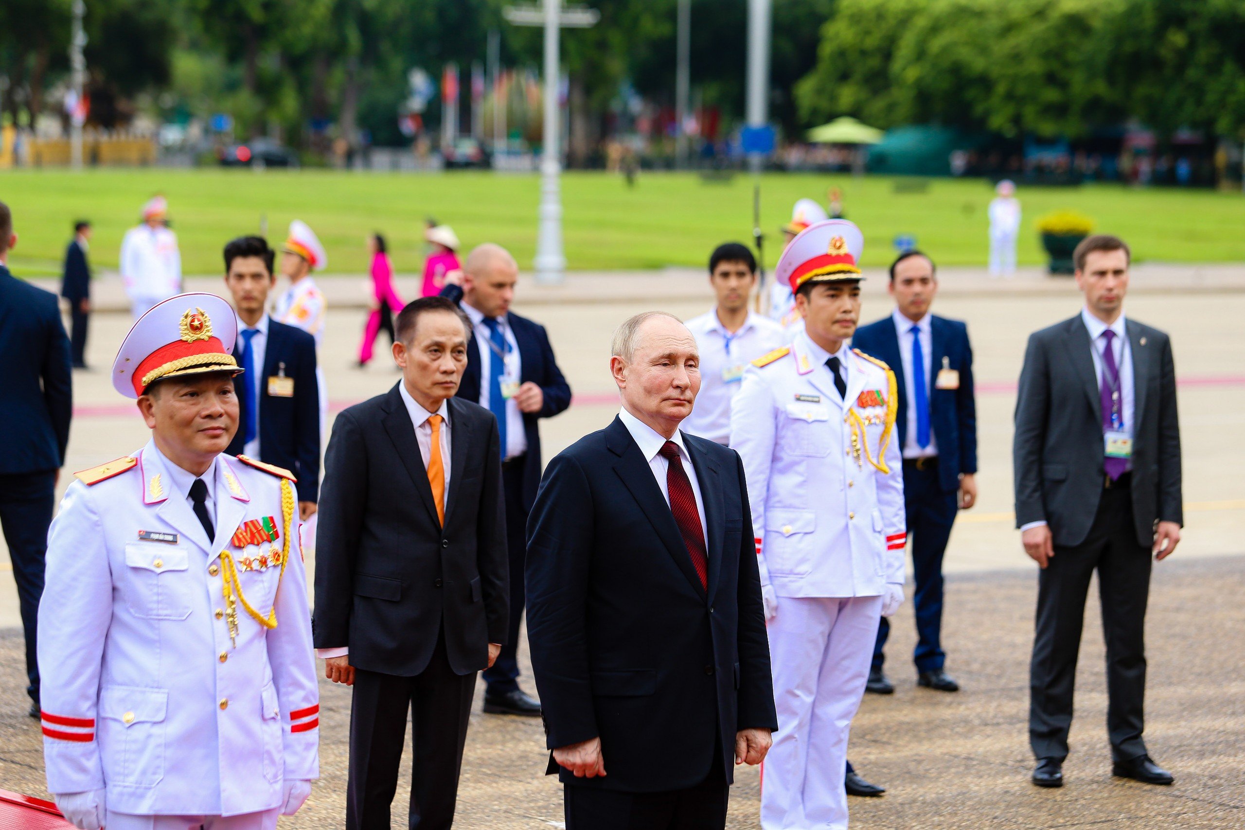 Tổng thống Vladimir Putin v&agrave;o Lăng viếng Chủ tịch Hồ Ch&iacute; Minh- Ảnh 7.