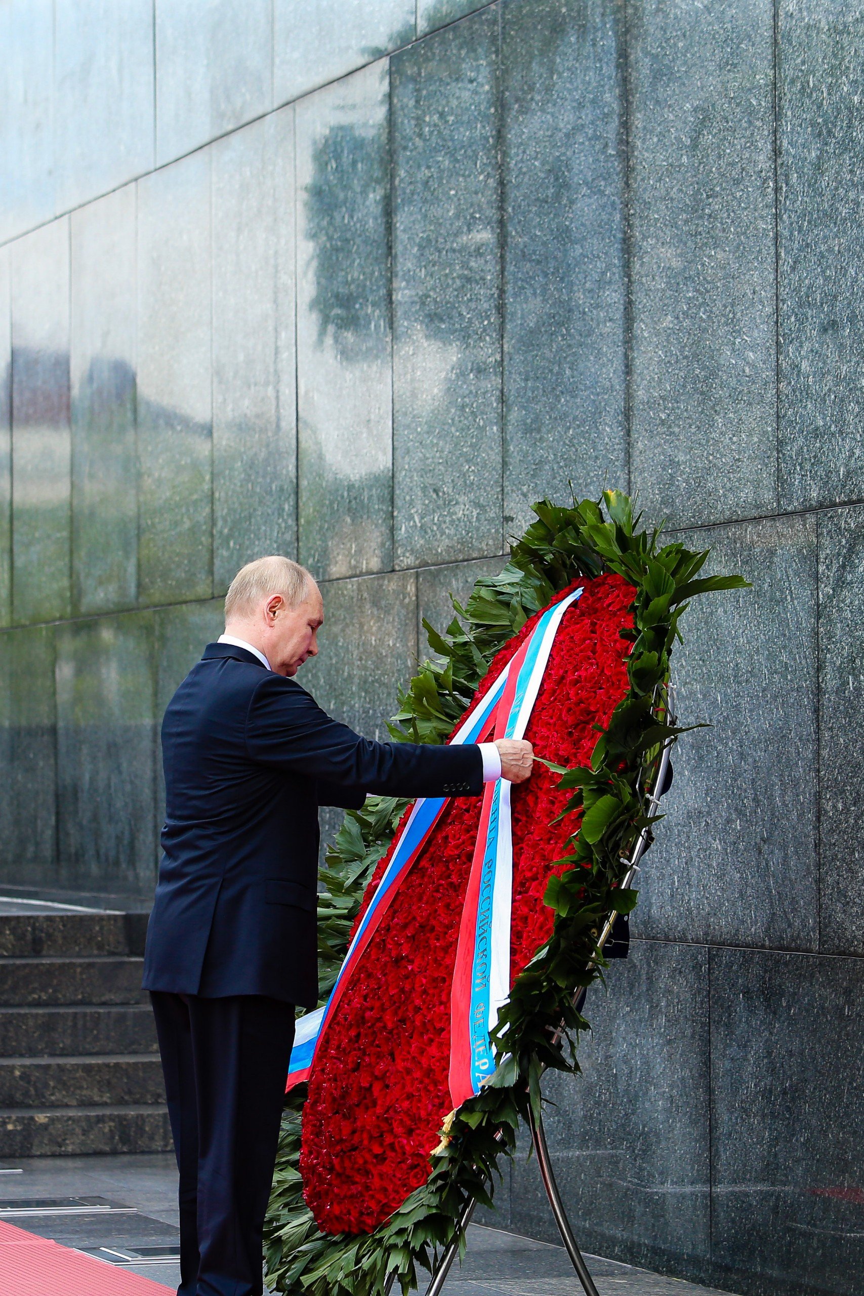 Tổng thống Vladimir Putin v&agrave;o Lăng viếng Chủ tịch Hồ Ch&iacute; Minh- Ảnh 9.