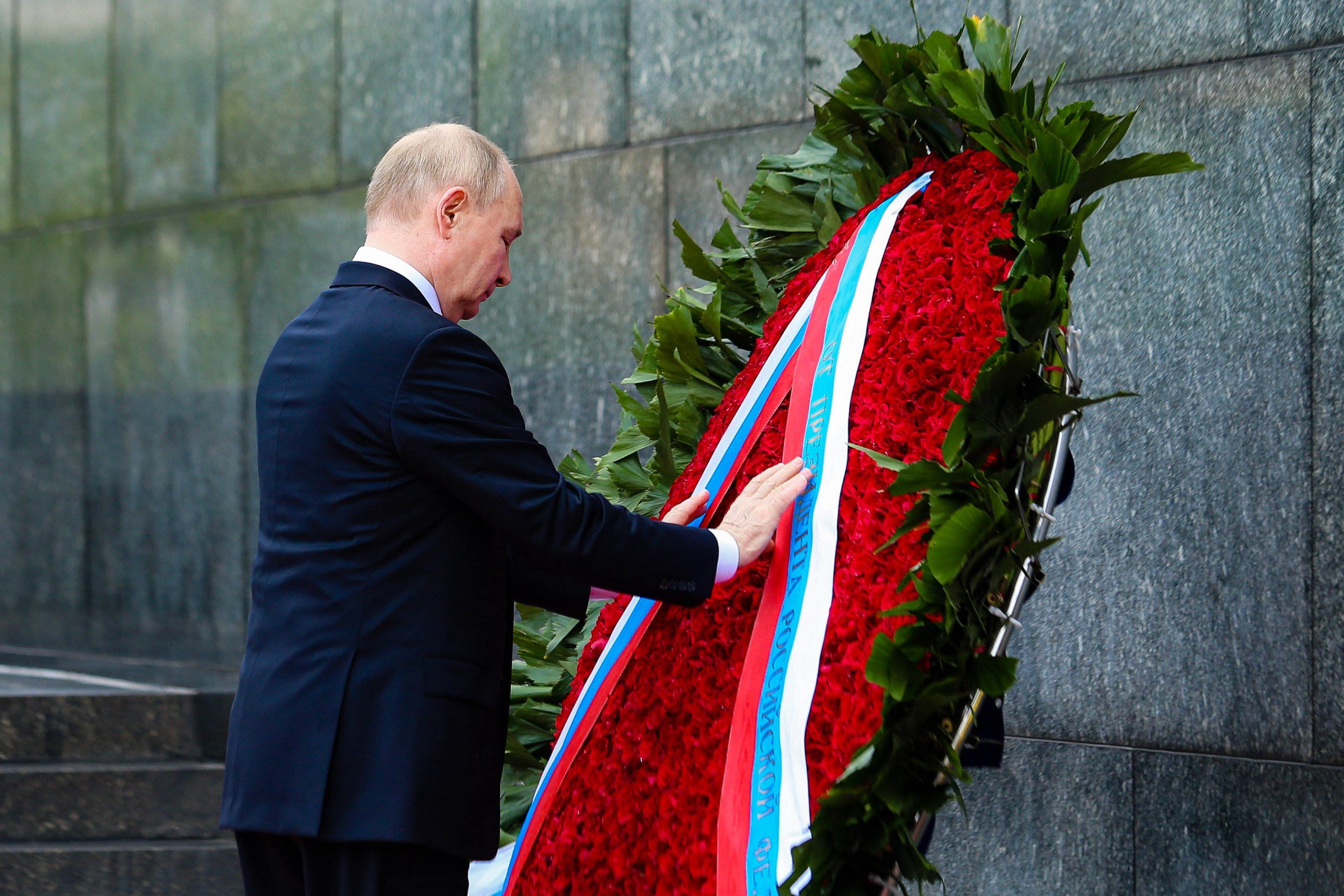 Tổng thống Vladimir Putin v&agrave;o Lăng viếng Chủ tịch Hồ Ch&iacute; Minh- Ảnh 1.