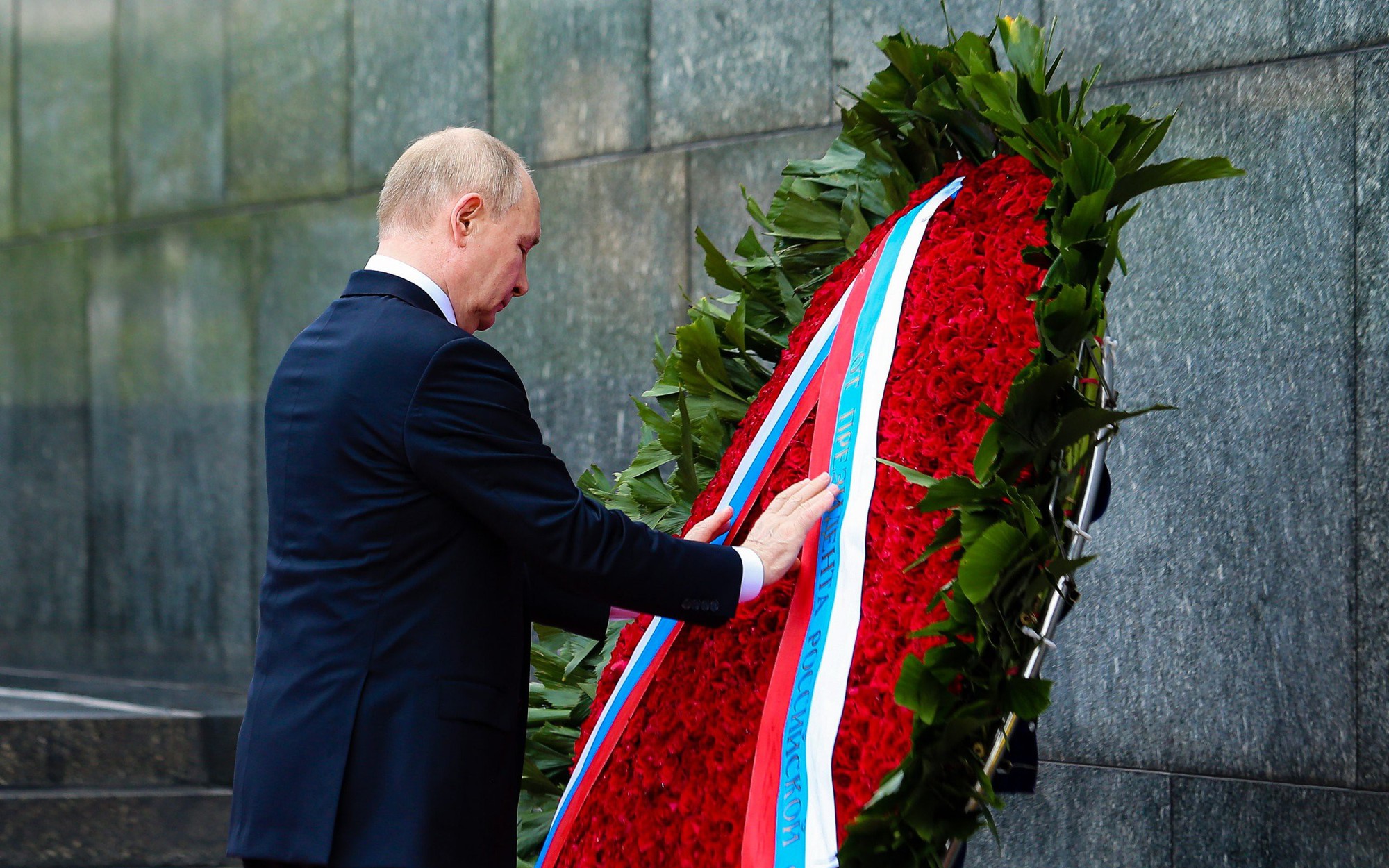 Tổng thống Vladimir Putin vào Lăng viếng Chủ tịch Hồ Chí Minh