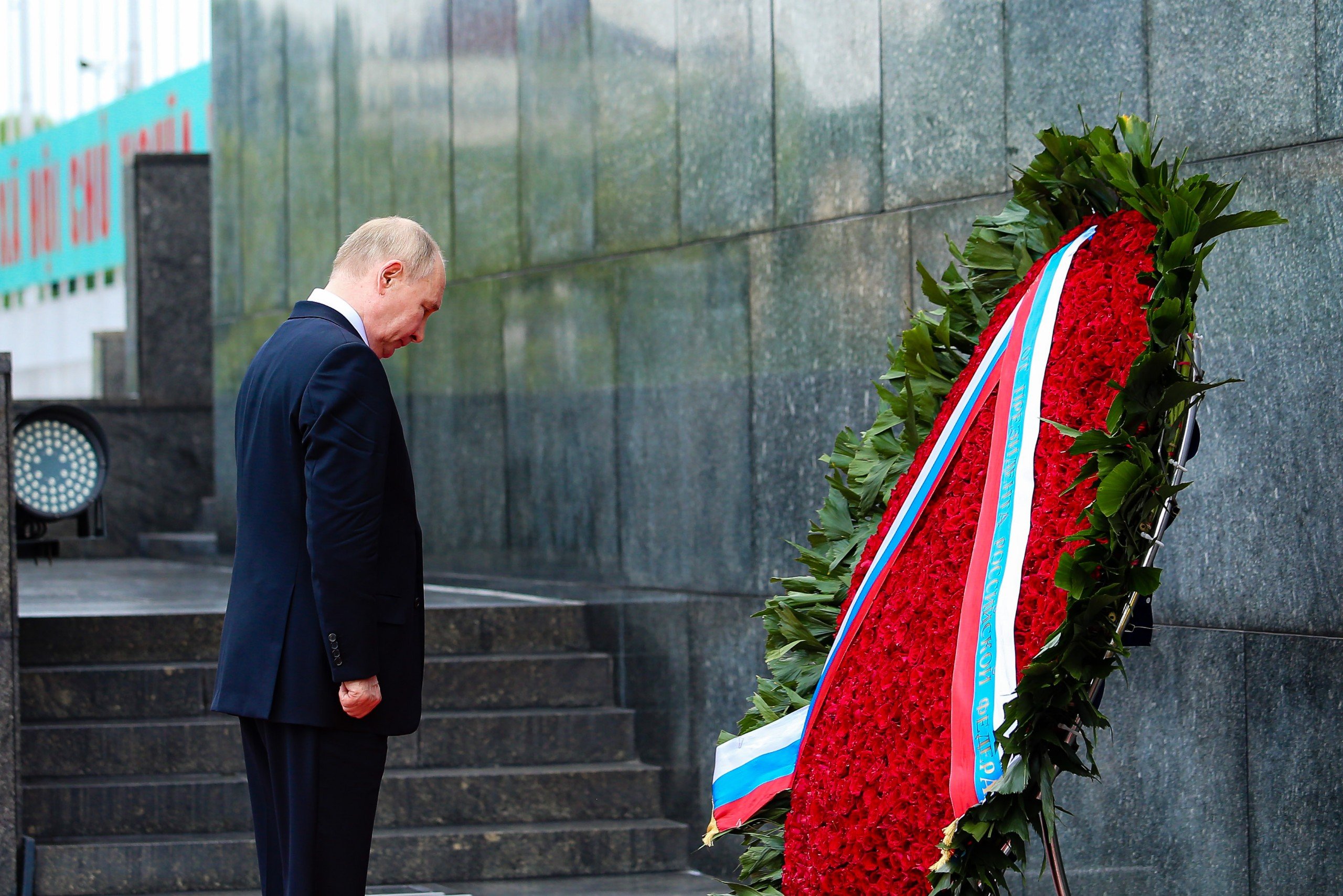 Tổng thống Vladimir Putin v&agrave;o Lăng viếng Chủ tịch Hồ Ch&iacute; Minh- Ảnh 11.