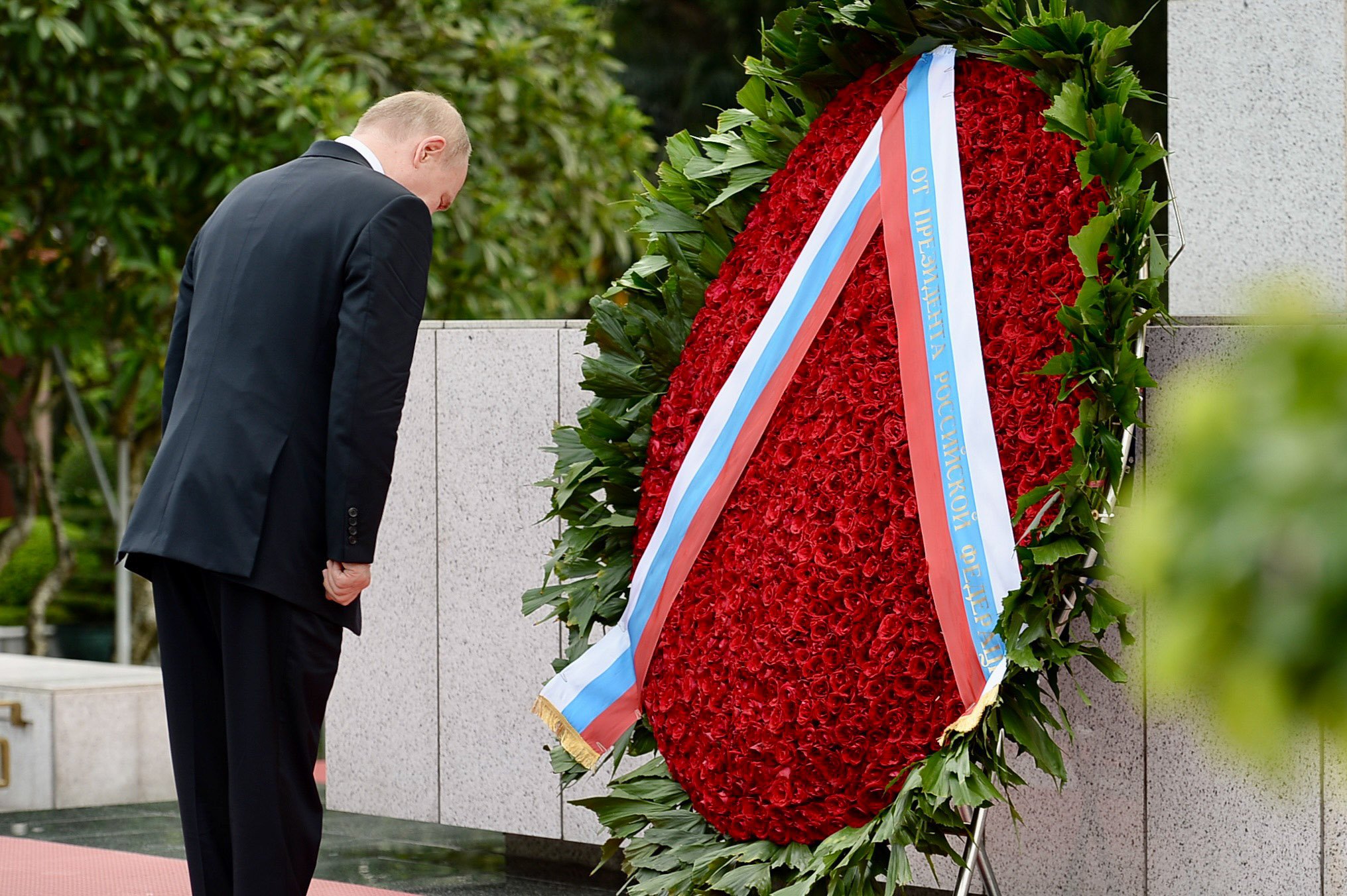 Tổng thống Vladimir Putin v&agrave;o Lăng viếng Chủ tịch Hồ Ch&iacute; Minh- Ảnh 16.