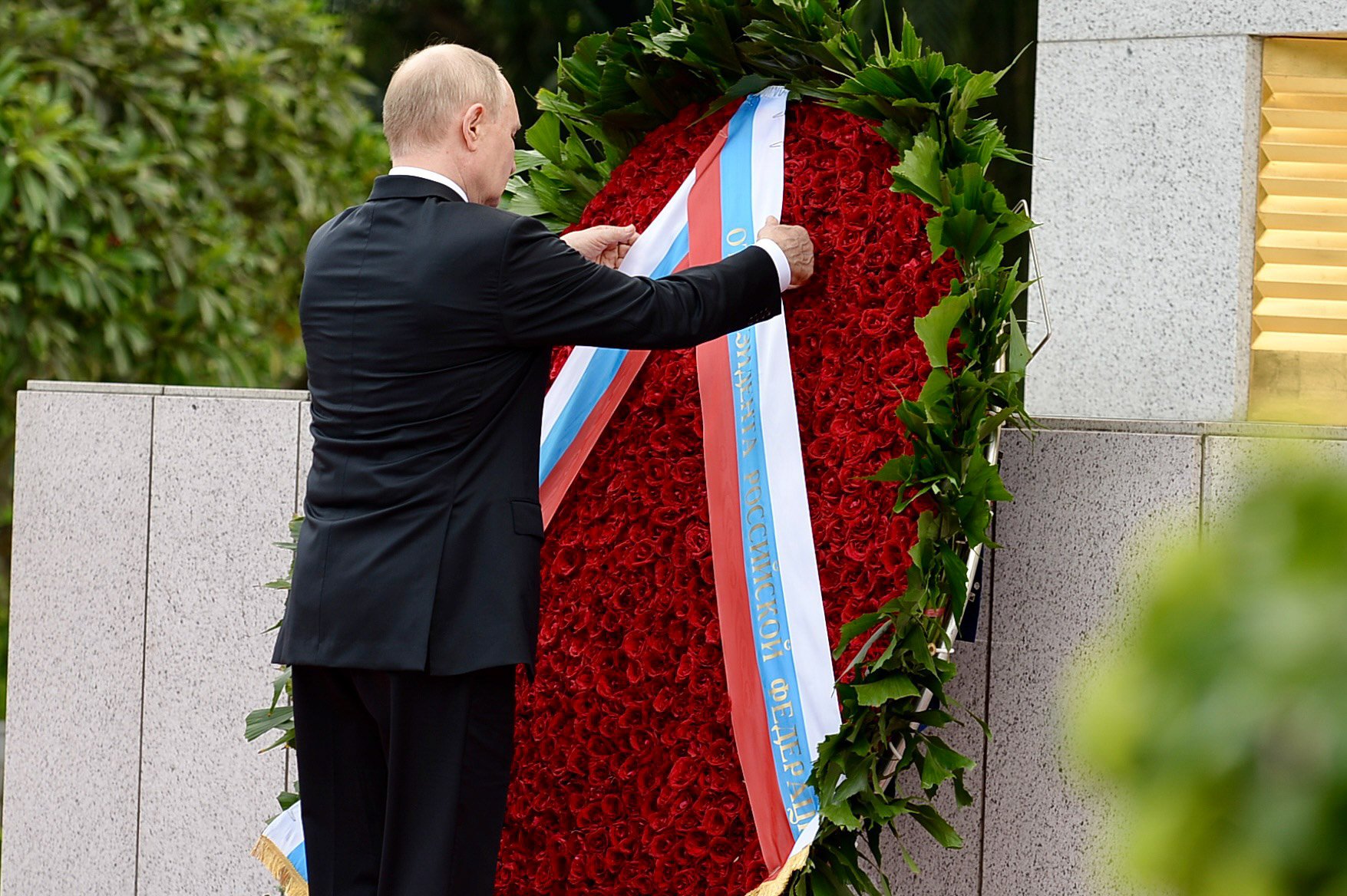 Tổng thống Vladimir Putin v&agrave;o Lăng viếng Chủ tịch Hồ Ch&iacute; Minh- Ảnh 15.