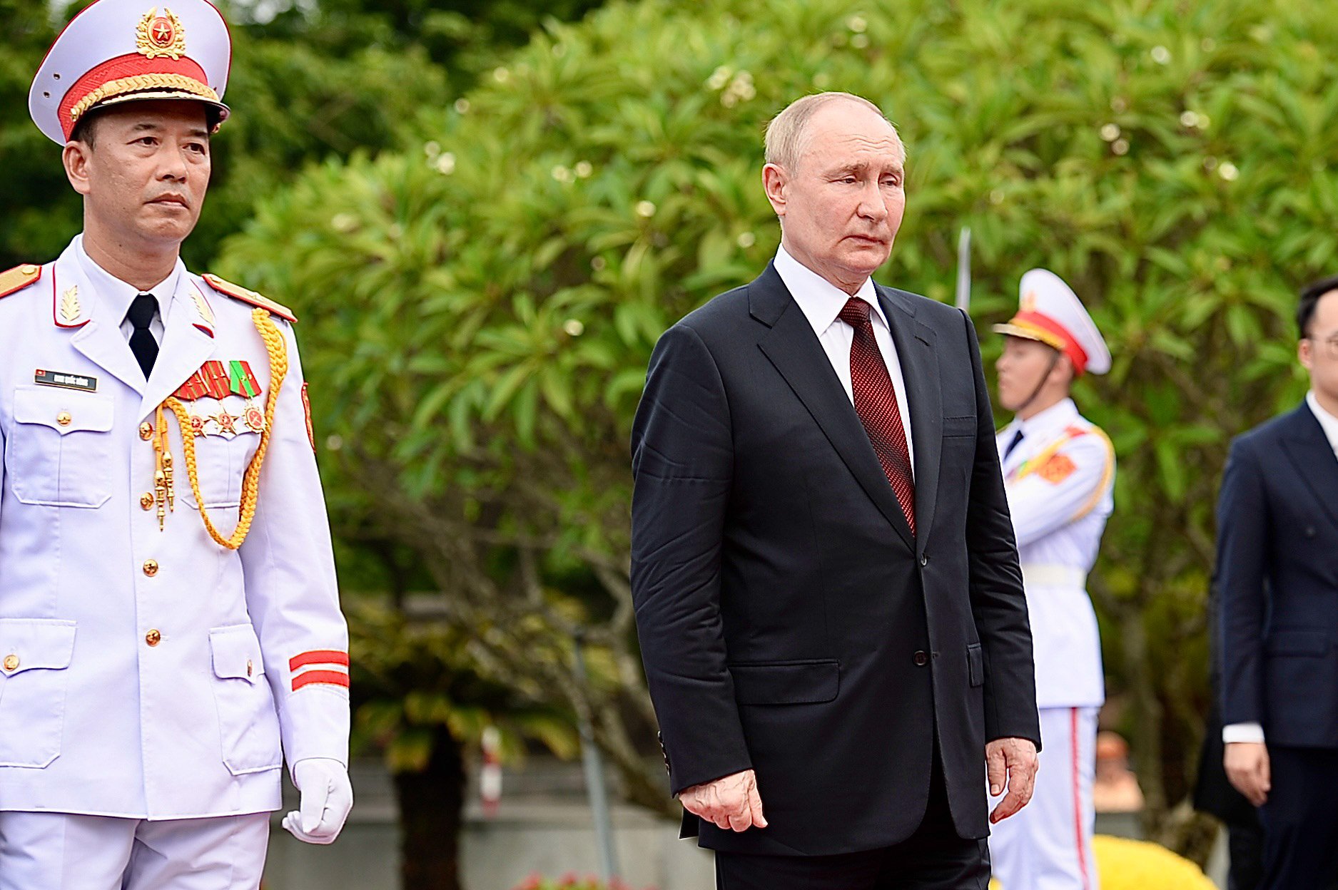 Tổng thống Vladimir Putin v&agrave;o Lăng viếng Chủ tịch Hồ Ch&iacute; Minh- Ảnh 14.