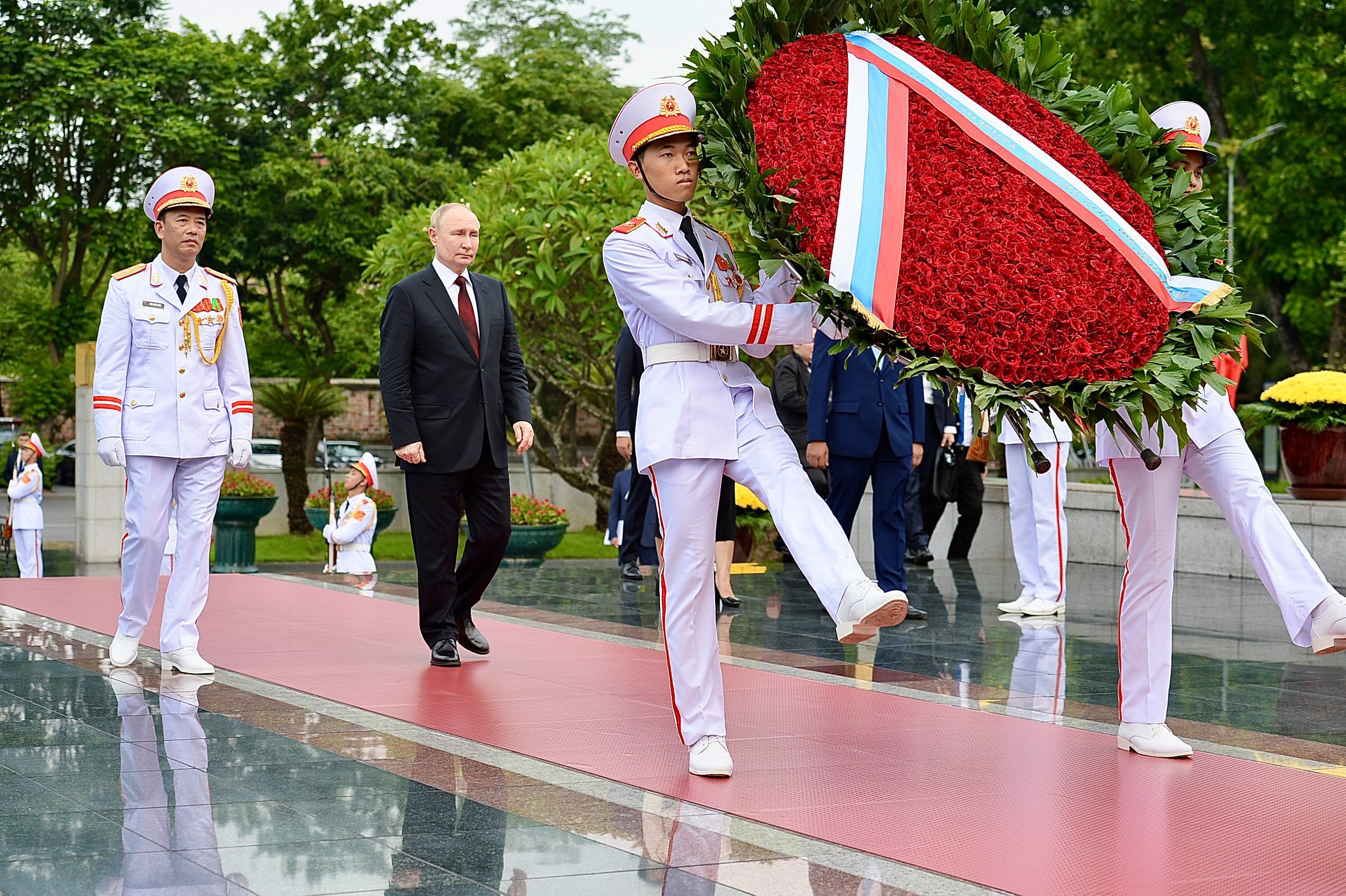 Hơn 20 giờ Tổng thống Putin ở H&agrave; Nội- Ảnh 18.
