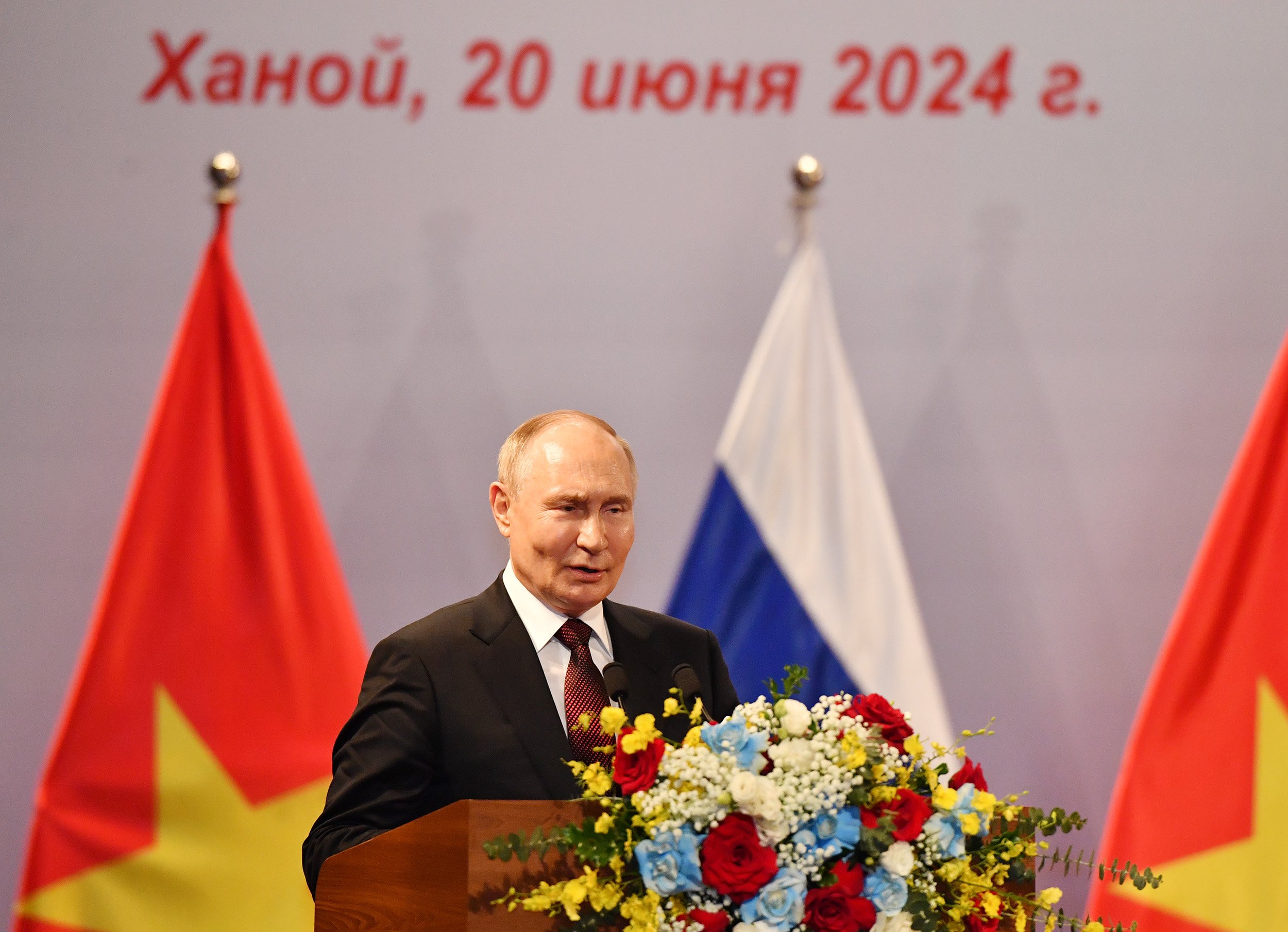 Tổng thống Vladimir Putin x&uacute;c động trước t&igrave;nh cảm nồng ấm của c&aacute;c cựu du học sinh- Ảnh 1.