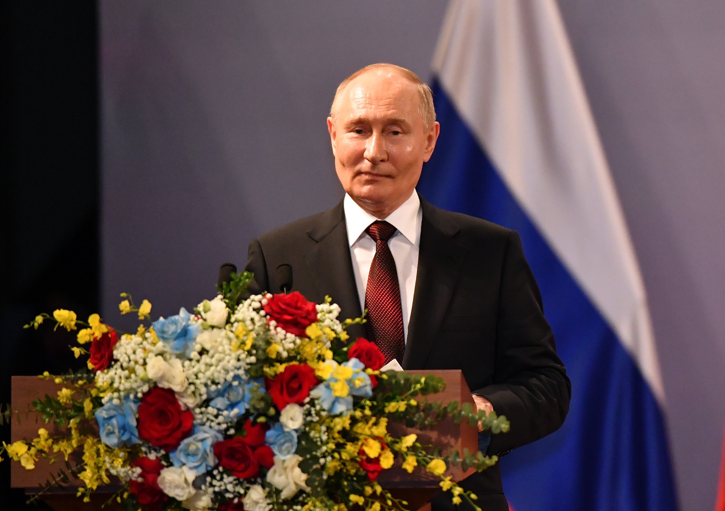 Tổng thống Vladimir Putin x&uacute;c động trước t&igrave;nh cảm nồng ấm của c&aacute;c cựu du học sinh- Ảnh 7.