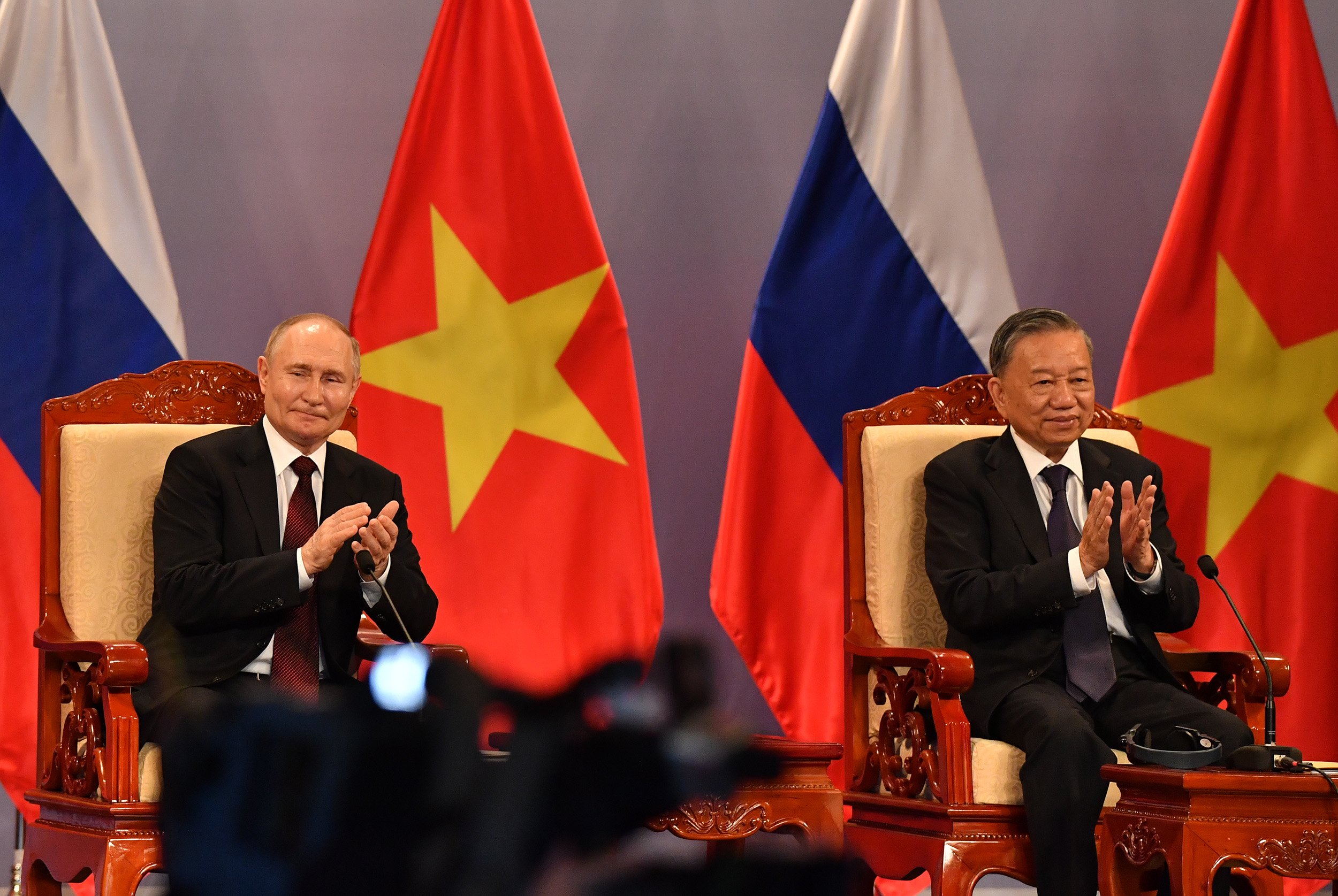 Tổng thống Vladimir Putin x&uacute;c động trước t&igrave;nh cảm nồng ấm của c&aacute;c cựu du học sinh- Ảnh 5.