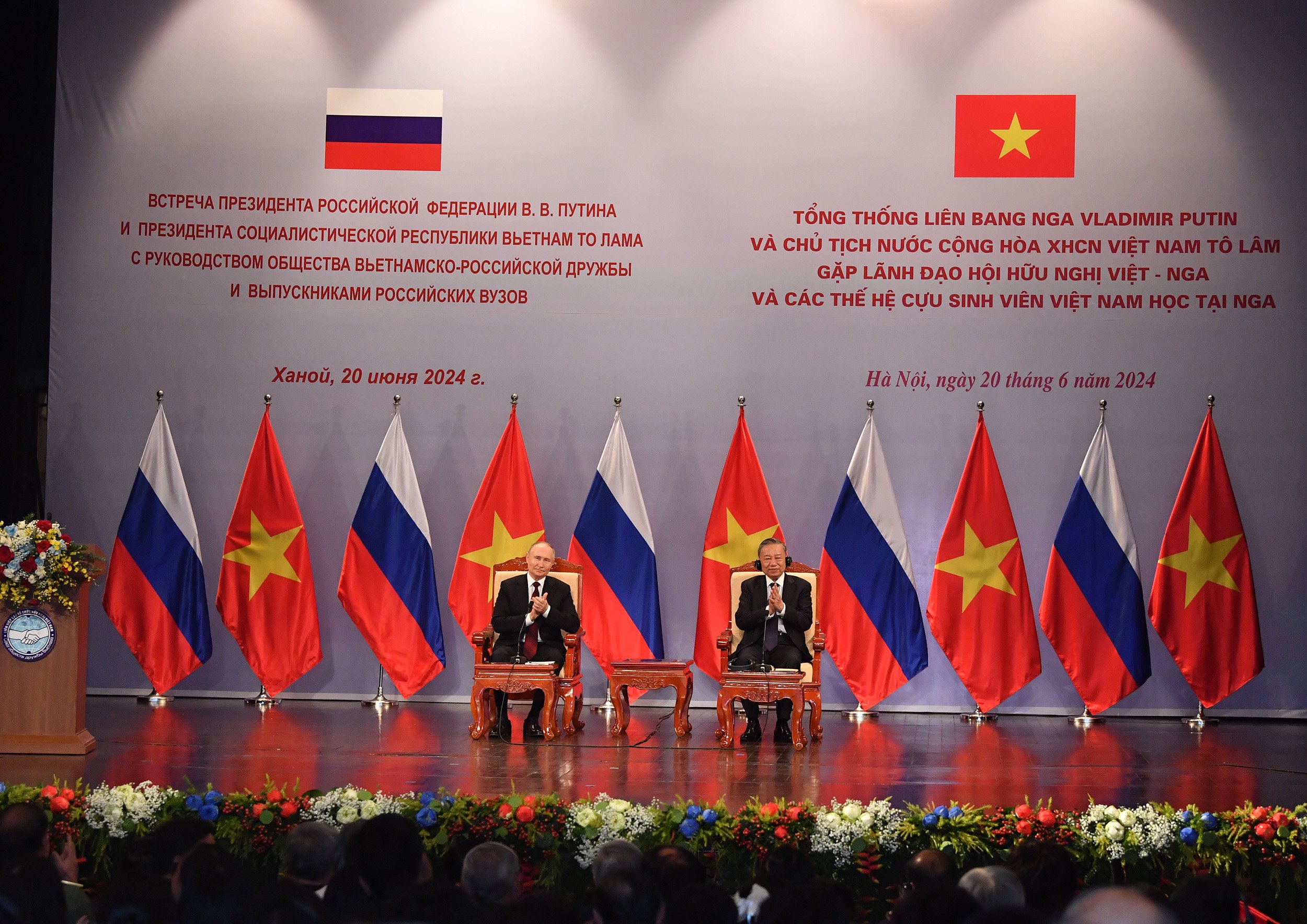 Tổng thống Vladimir Putin x&uacute;c động trước t&igrave;nh cảm nồng ấm của c&aacute;c cựu du học sinh- Ảnh 6.