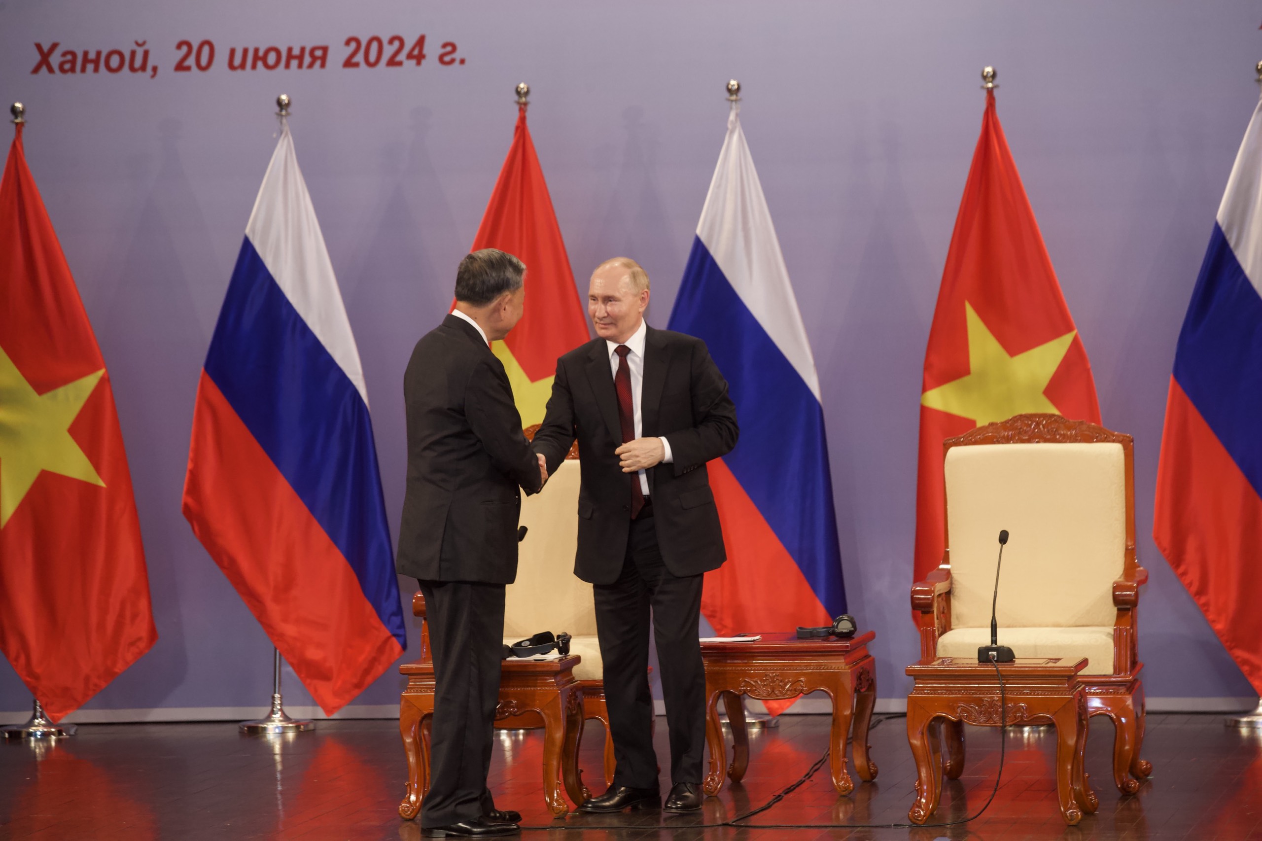 Tổng thống Vladimir Putin x&uacute;c động trước t&igrave;nh cảm nồng ấm của c&aacute;c cựu du học sinh- Ảnh 4.