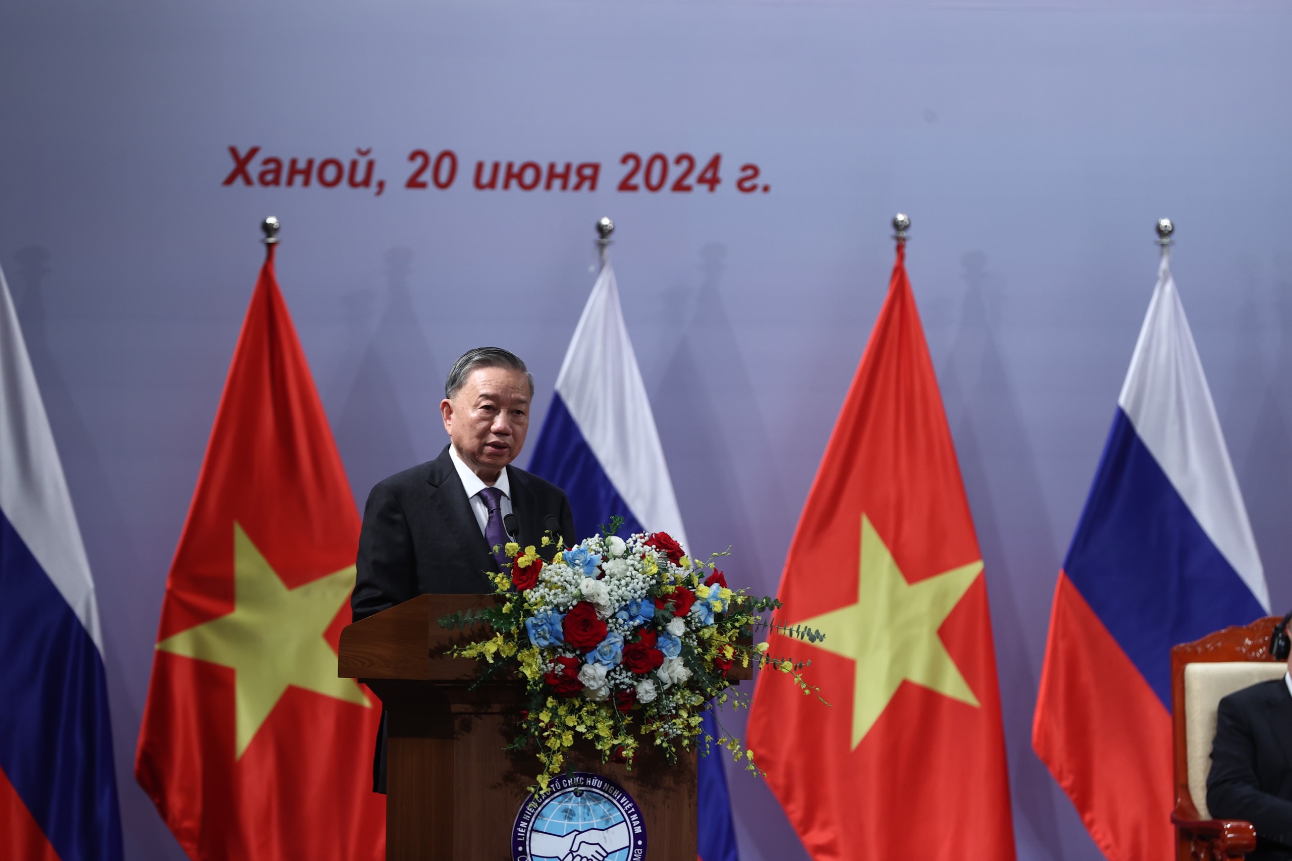Tổng thống Vladimir Putin x&uacute;c động trước t&igrave;nh cảm nồng ấm của c&aacute;c cựu du học sinh- Ảnh 3.