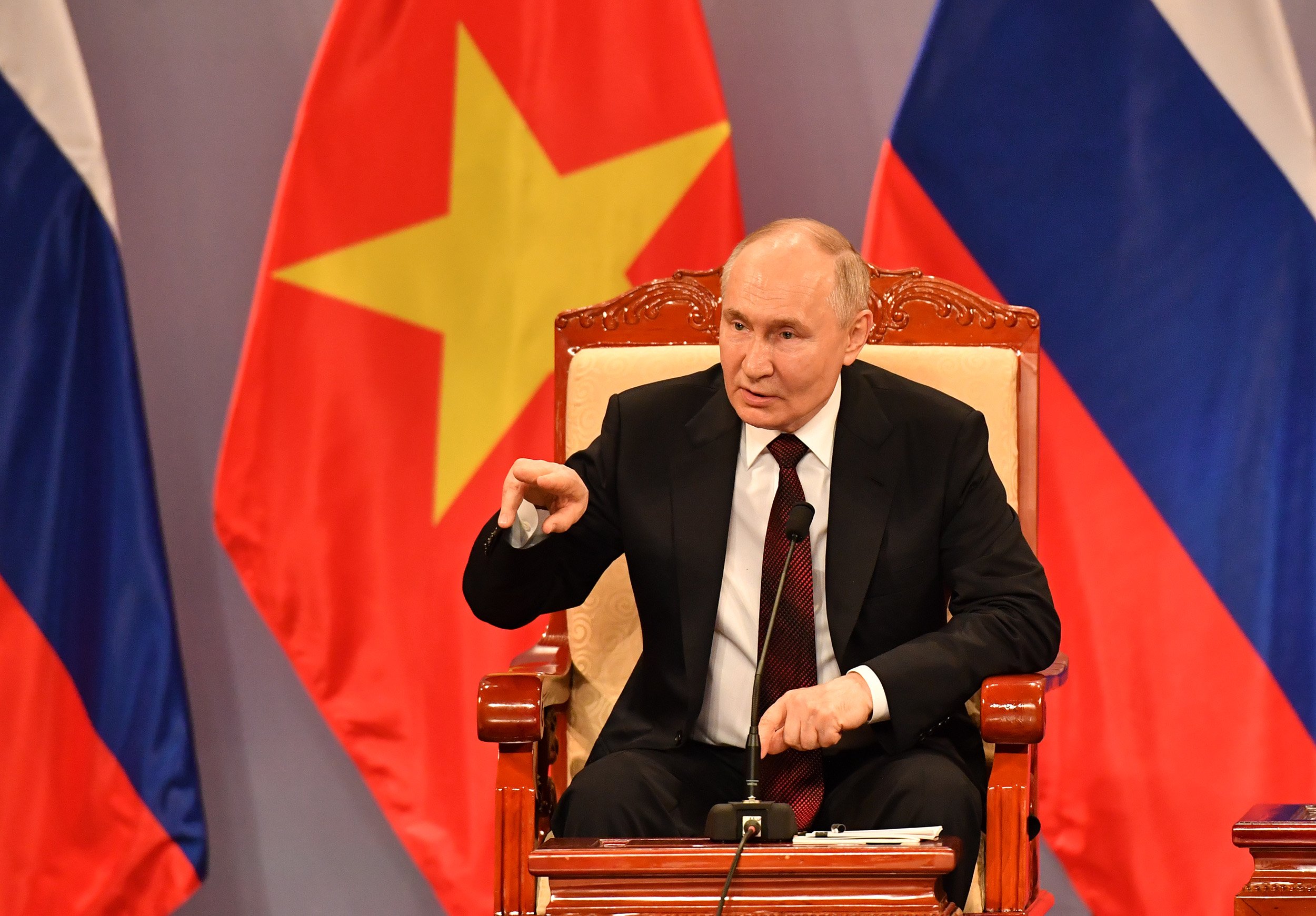 Tổng thống Vladimir Putin x&uacute;c động trước t&igrave;nh cảm nồng ấm của c&aacute;c cựu du học sinh- Ảnh 10.