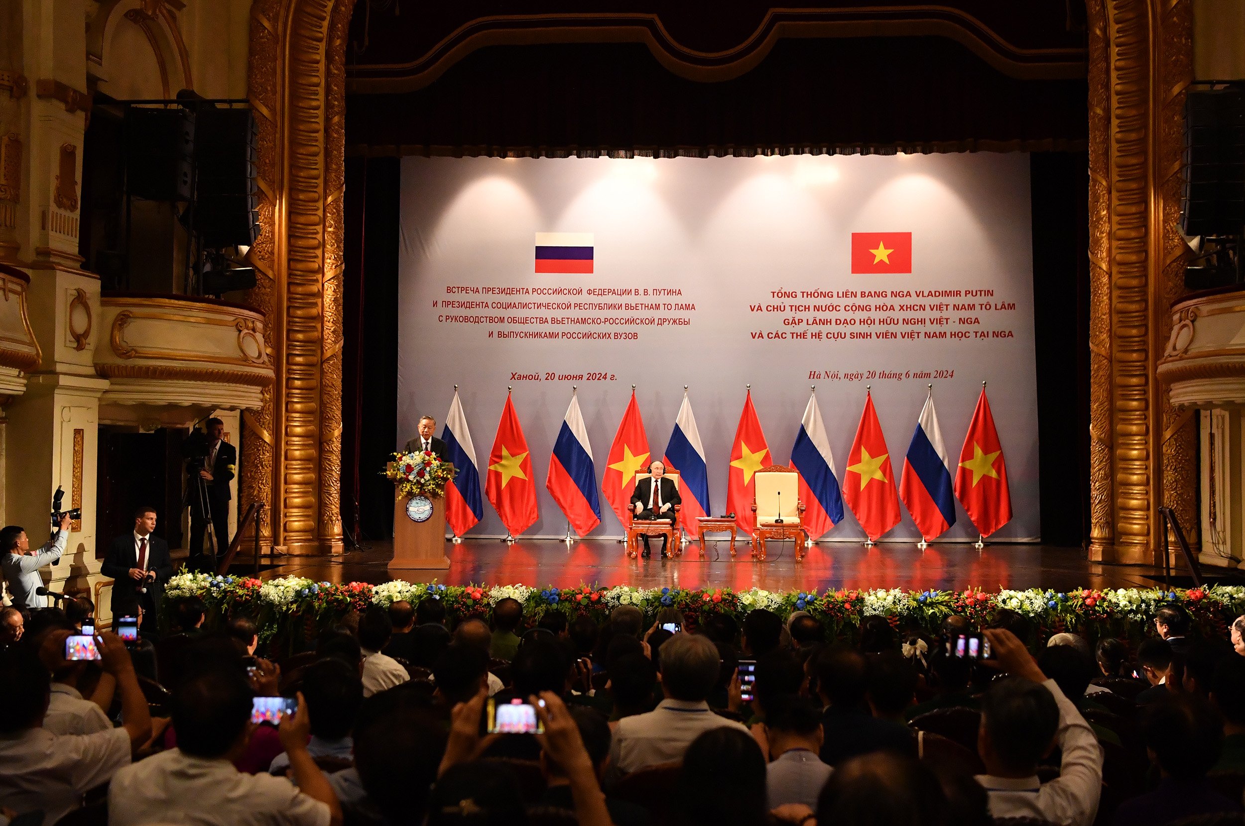 Tổng thống Vladimir Putin x&uacute;c động trước t&igrave;nh cảm nồng ấm của c&aacute;c cựu du học sinh- Ảnh 11.