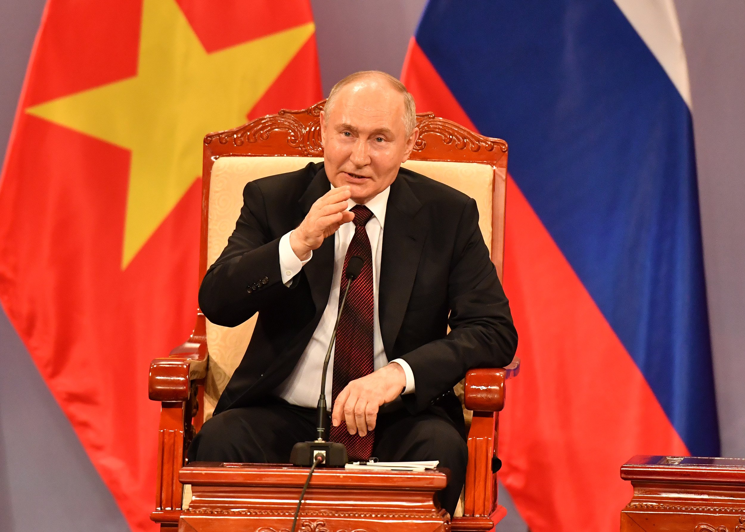 Tổng thống Vladimir Putin x&uacute;c động trước t&igrave;nh cảm nồng ấm của c&aacute;c cựu du học sinh- Ảnh 12.