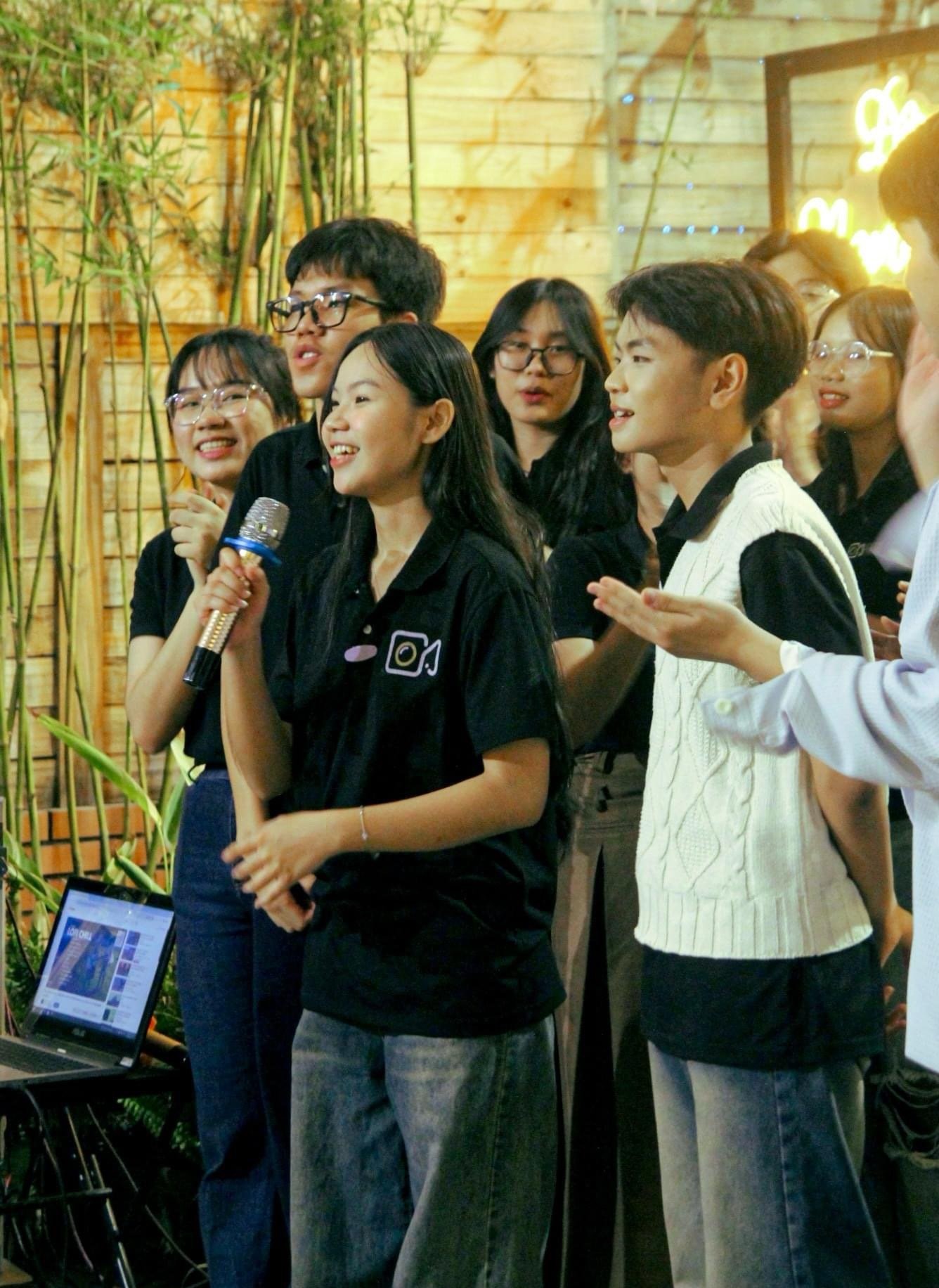 Khi học sinh, sinh vi&ecirc;n trở th&agrave;nh &ldquo;ph&oacute;ng vi&ecirc;n hiện trường&rdquo; 
- Ảnh 5.