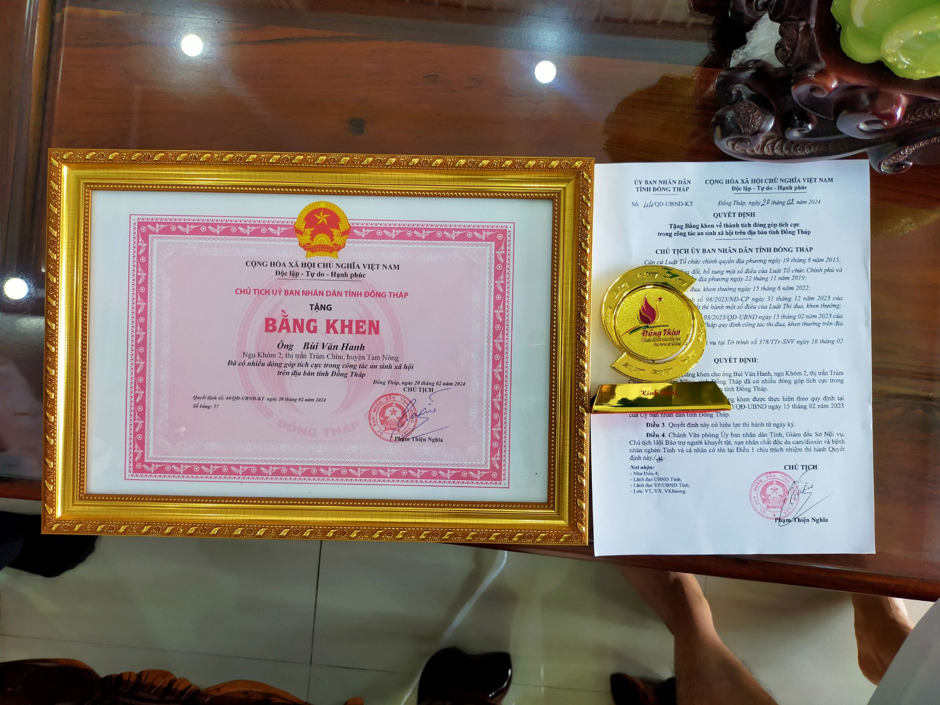 Bằng khen và biểu trưng lưu niệm tặng ông Bùi Văn Hanh