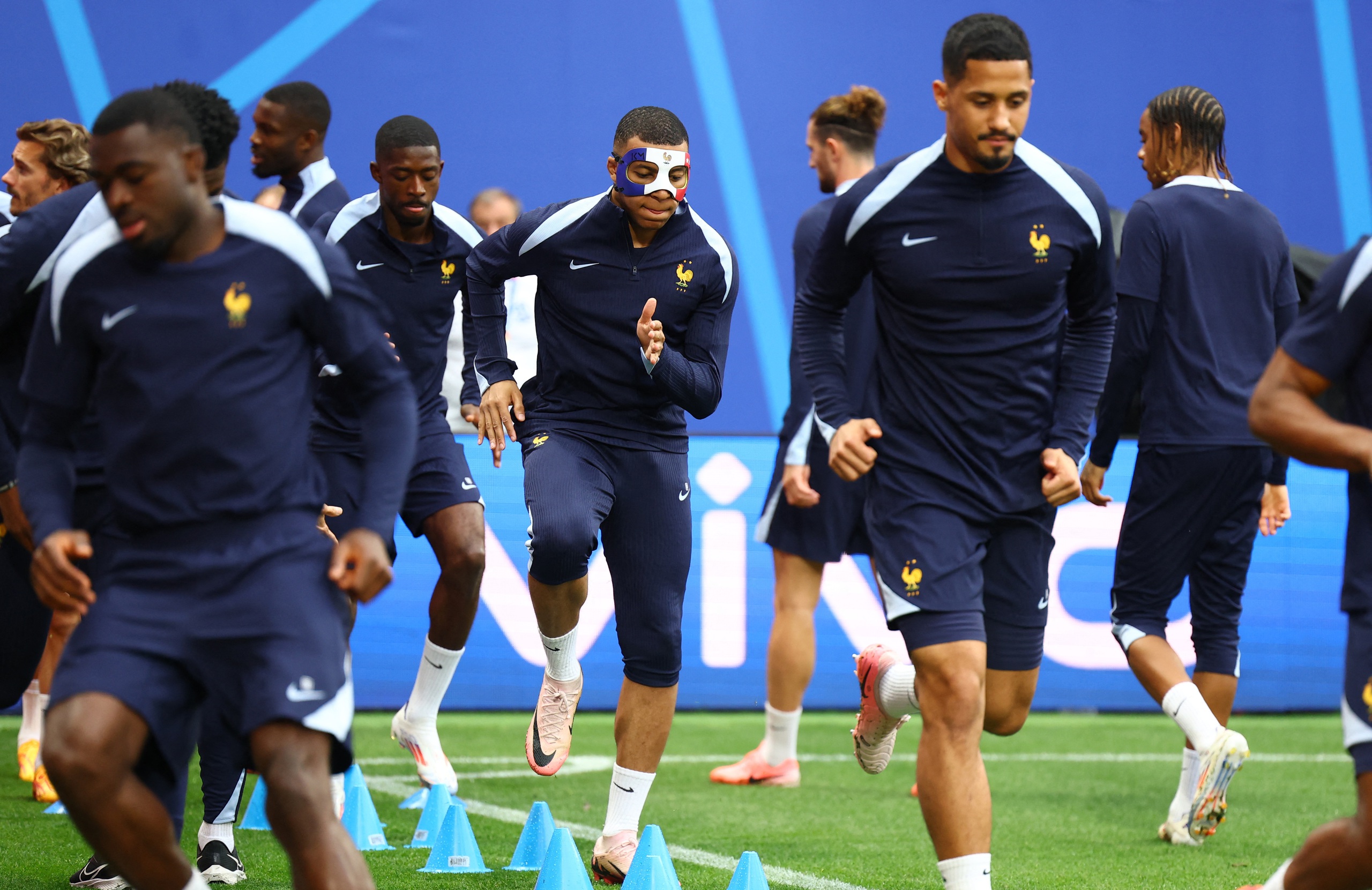 Euro 2024: Vì sao Mbappe có thể bị cấm đeo mặt nạ thi đấu?- Ảnh 1.