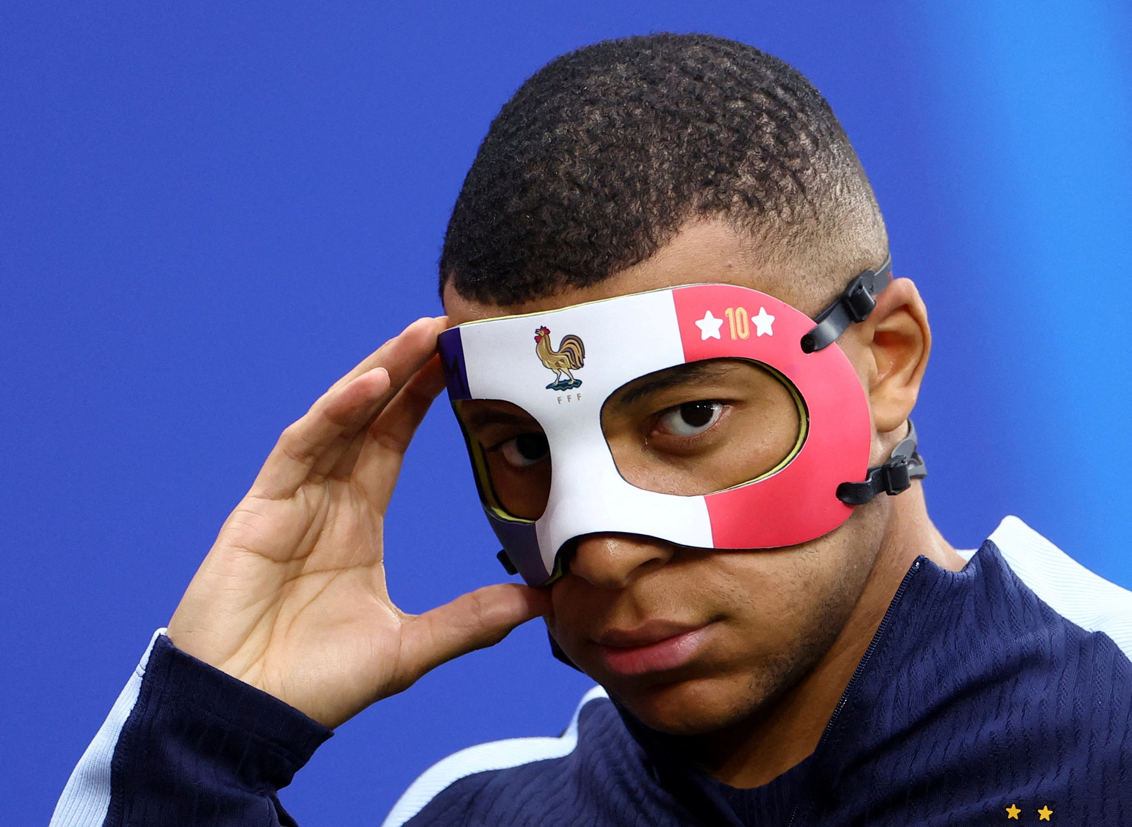 Euro 2024: Vì sao Mbappe có thể bị cấm đeo mặt nạ thi đấu?- Ảnh 2.