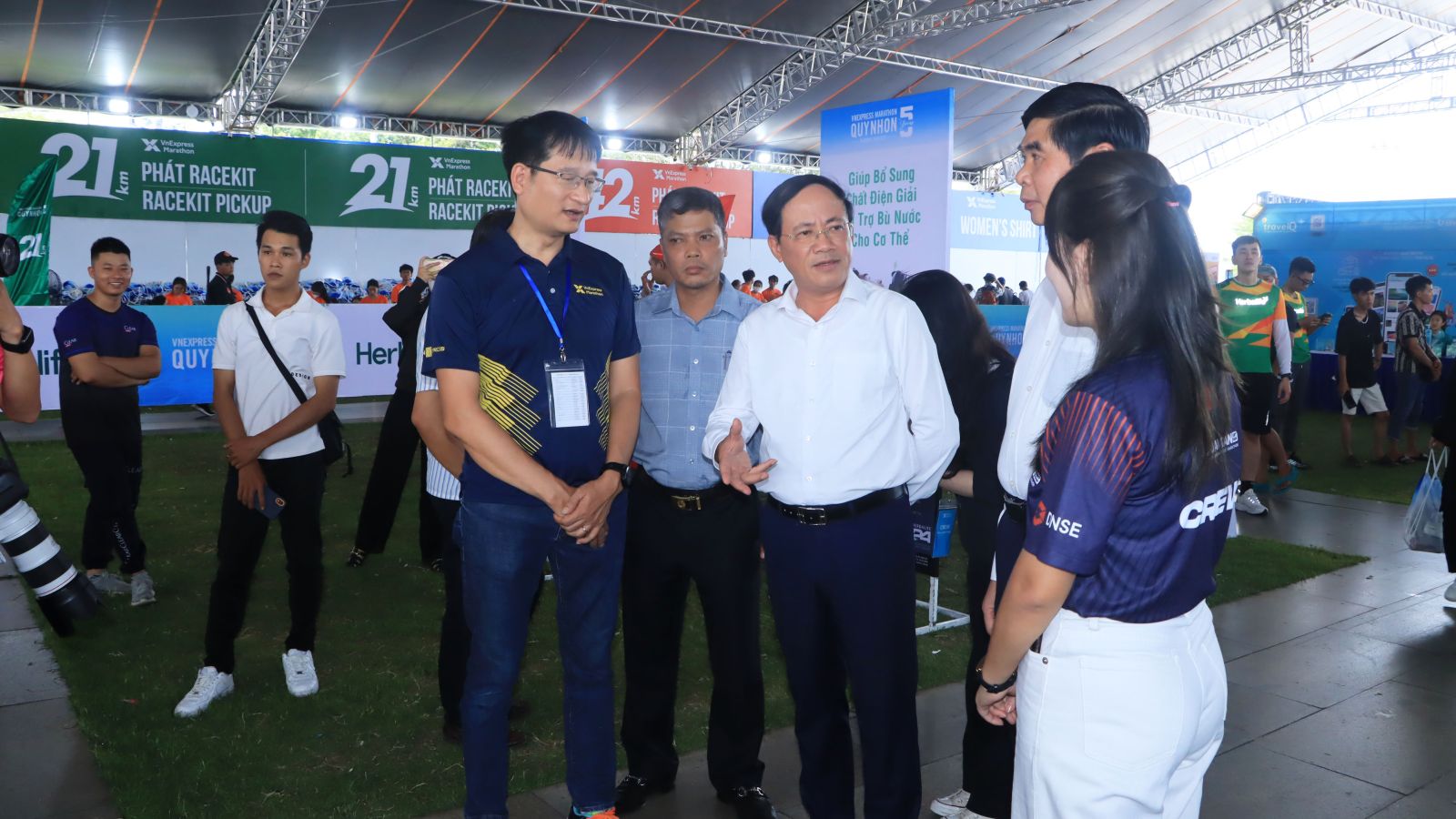Chủ tịch tỉnh Bình Định tham gia cự ly 5 km giải VnExpress Marathon Quy Nhơn- Ảnh 1.
