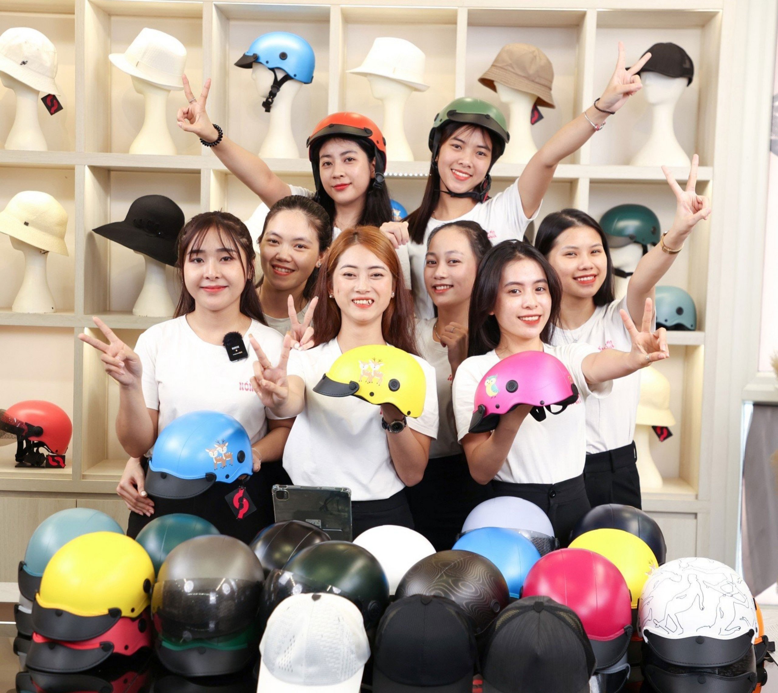Nh&acirc;n vi&ecirc;n livestream của C&ocirc;ng ty TNHH Thời trang N&oacute;n Sơn Ảnh: HỒNG Đ&Agrave;O