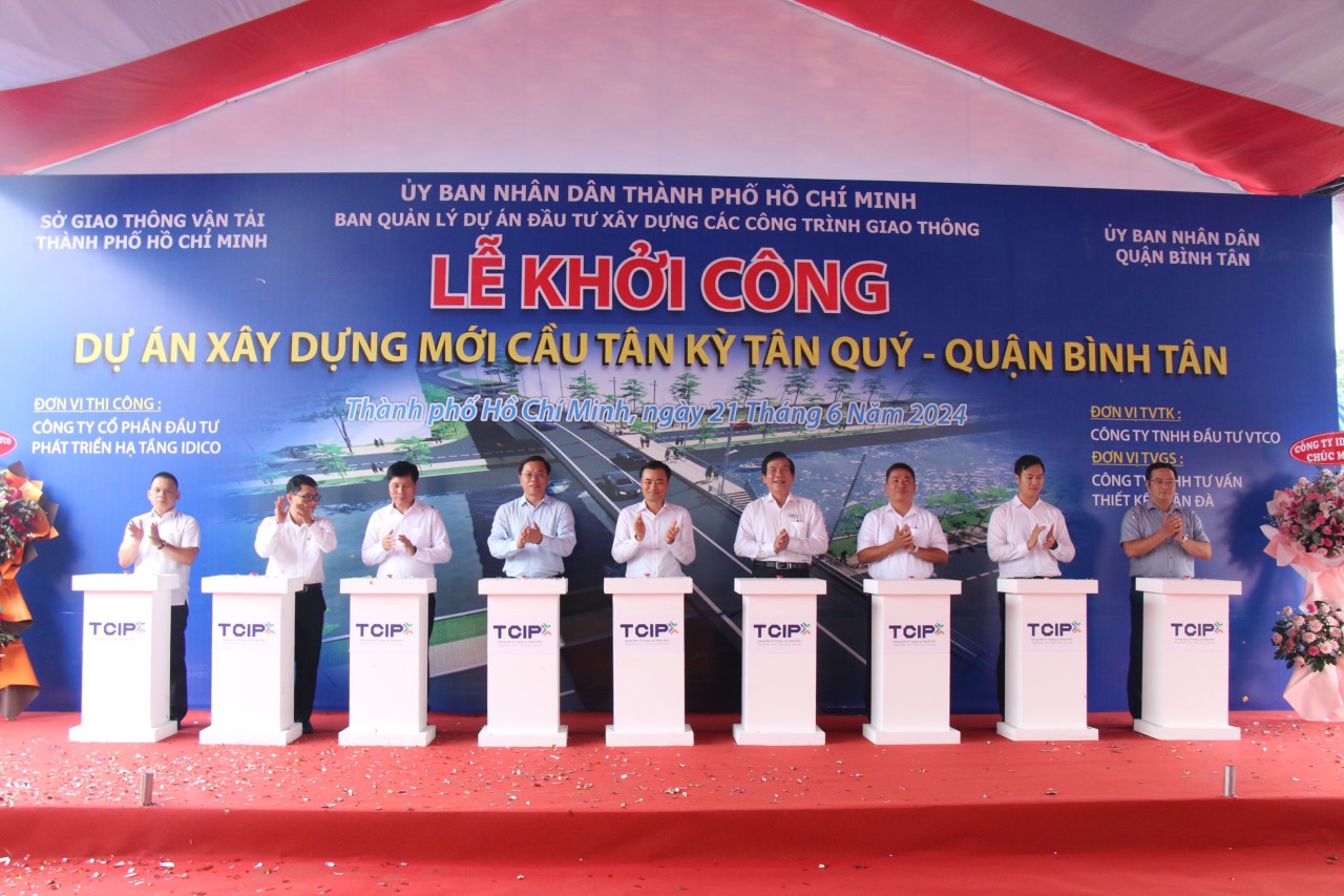 Cây cầu cửa ngõ thành phố khởi công lại sau hơn 5 năm ngừng thi công- Ảnh 1.