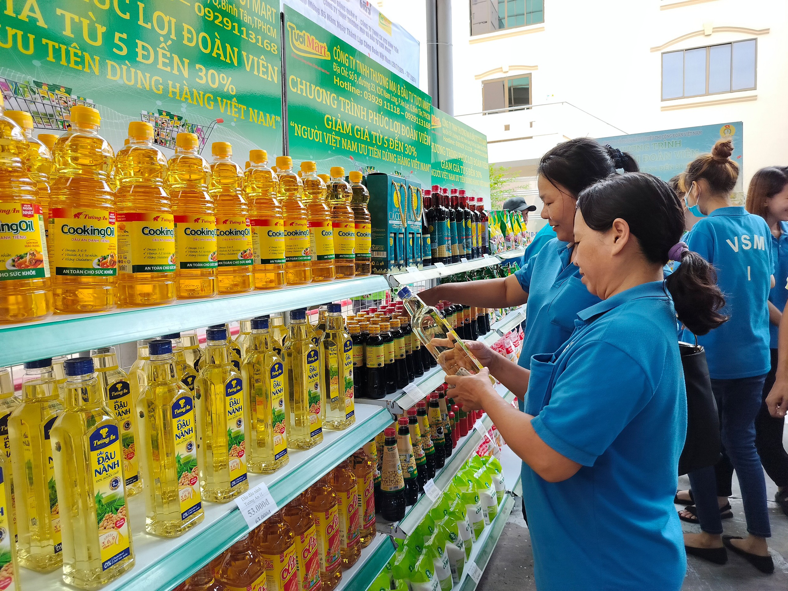 Công nhân Công ty TNHH Sản xuất hàng tiêu dùng Bình Tiên mua hàng tại điểm phúc lợi Ảnh: THANH NGA