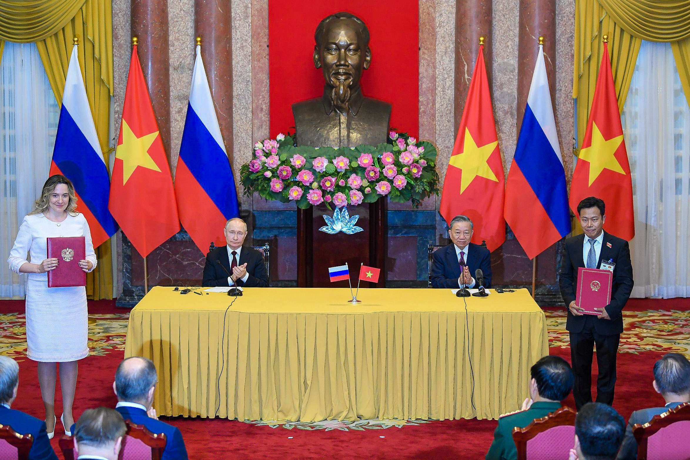 Hơn 20 giờ Tổng thống Putin ở H&agrave; Nội- Ảnh 13.