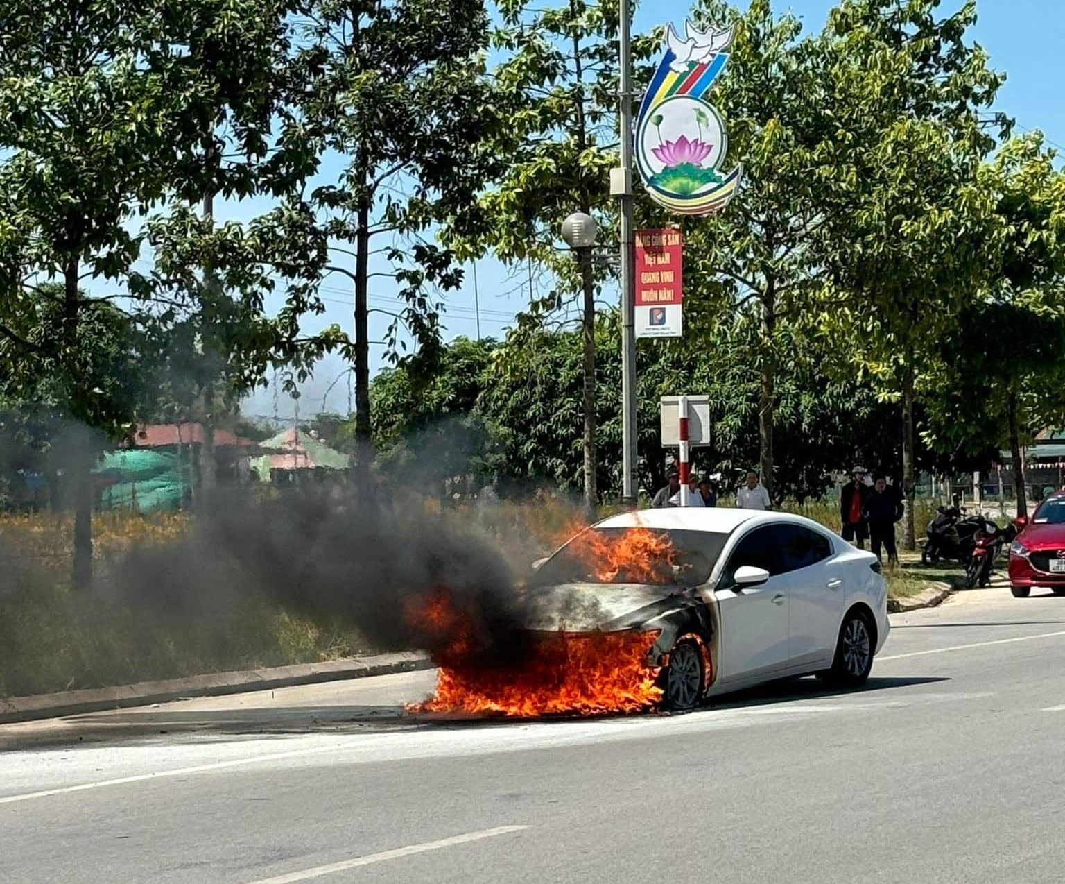 Xế hộp bất ngờ bốc cháy dữ dội khi đang di chuyển trên đường- Ảnh 1.